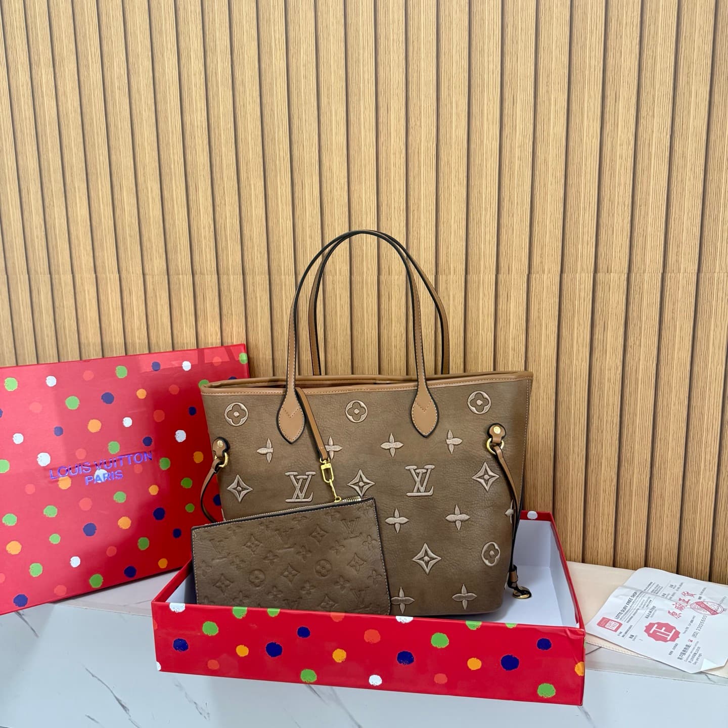 Sac cabas Louis Vuitton Neverfull, sac à main vintage de luxe avec bandoulière et poignée supérieure, style classique.