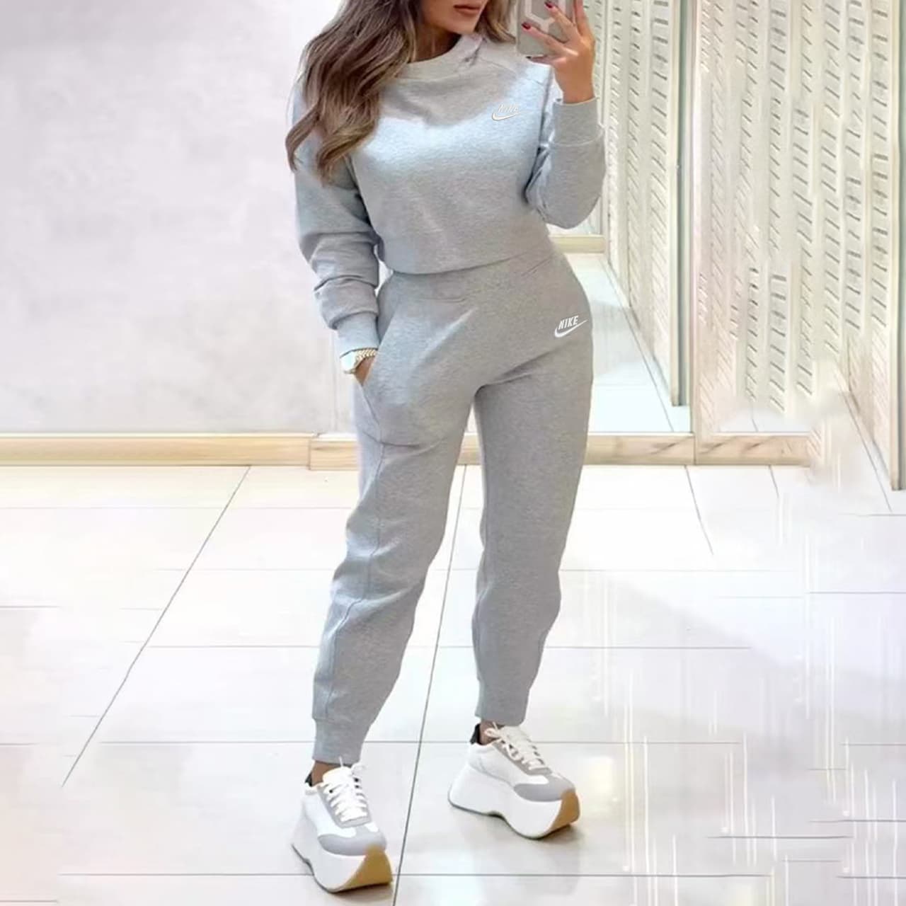 Ensemble deux pièces pour femme : sweat-shirt court à manches longues, pantalon de jogging taille haute avec poches et survêtement.