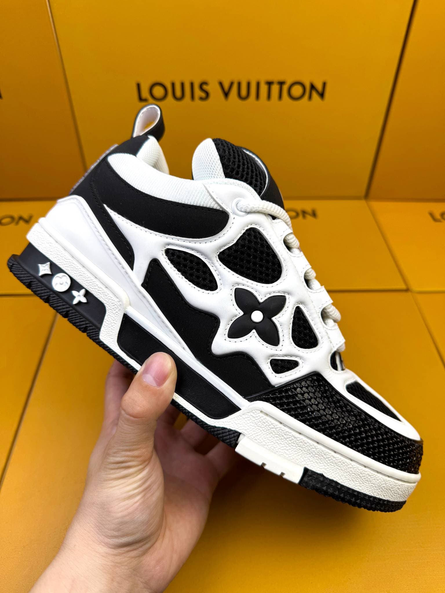 Chaussures de sport en cuir respirant à bout rond, patchwork déstructuré monogrammé, tendance et polyvalentes, à semelle épaisse, pour couples.
