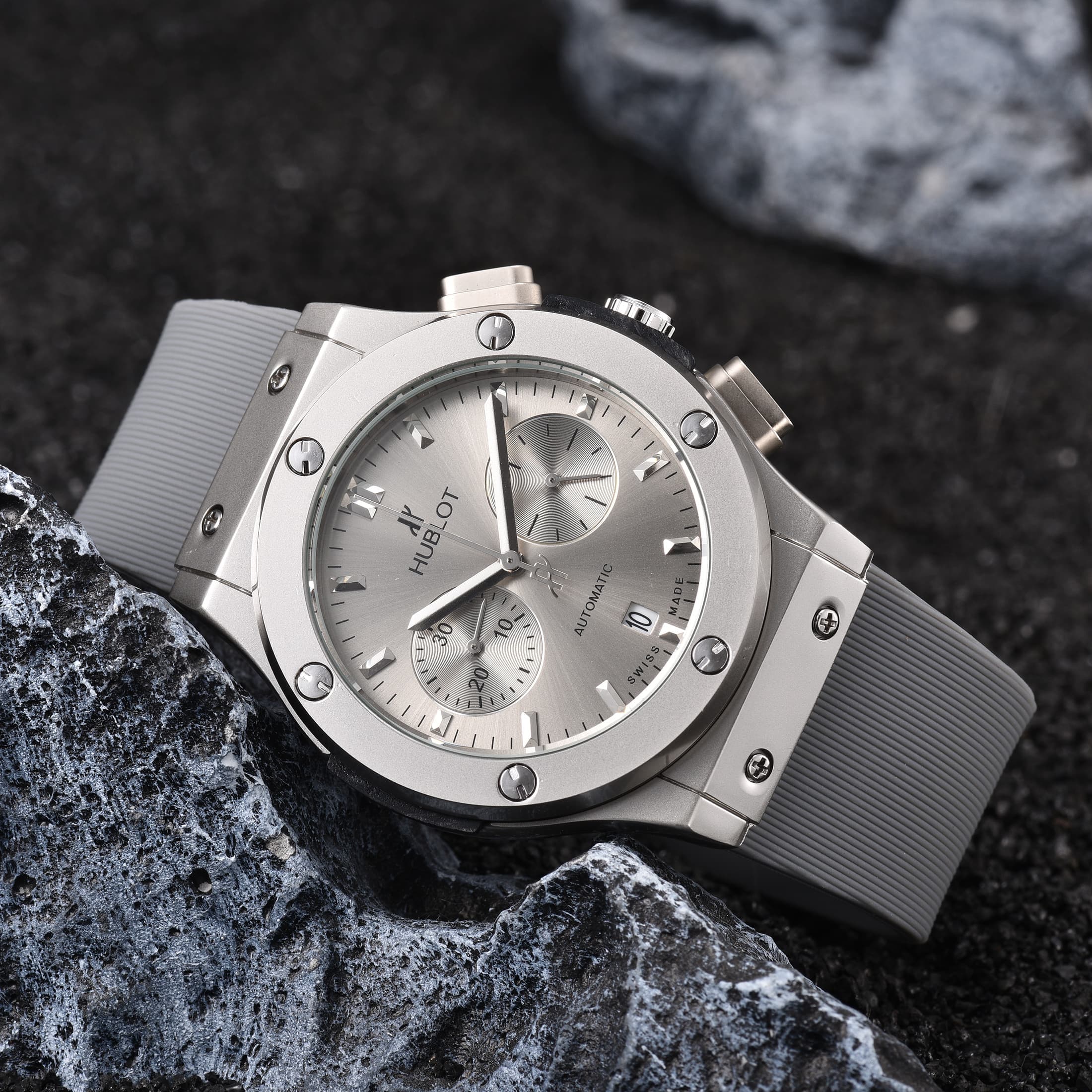 Montre homme à quartz, un best-seller, tendance et sportive, précise même en marchant.