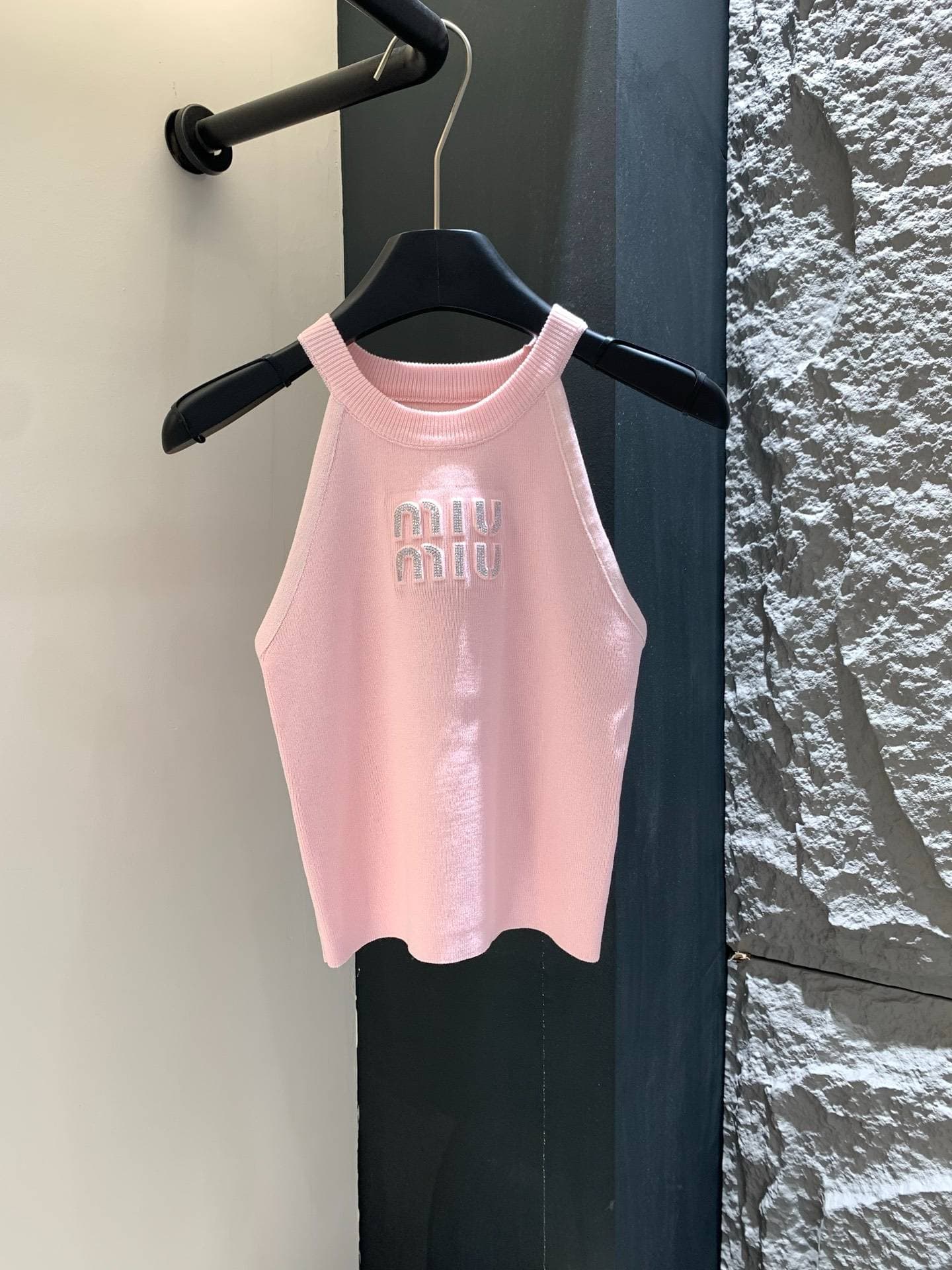 Gilet sans manches à bretelles en maille losanges, style sexy et polyvalent, collection été 2026.