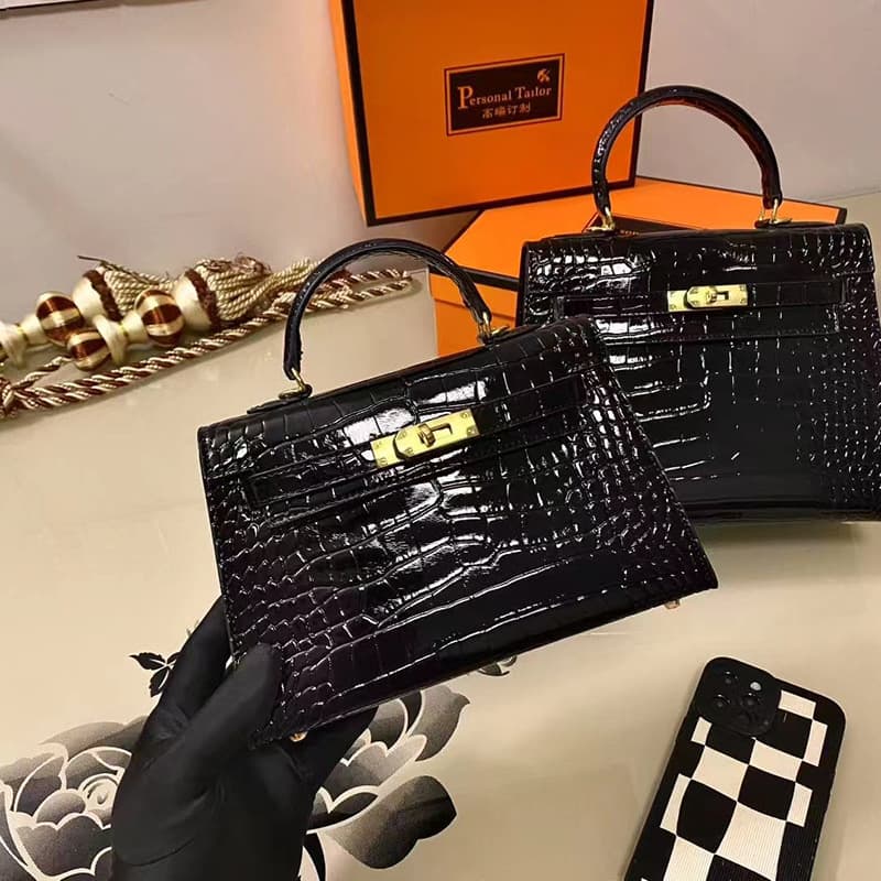 Sac à main Mini Kelly de deuxième génération en cuir véritable à motif crocodile pour femme (collection 2026), porté épaule.