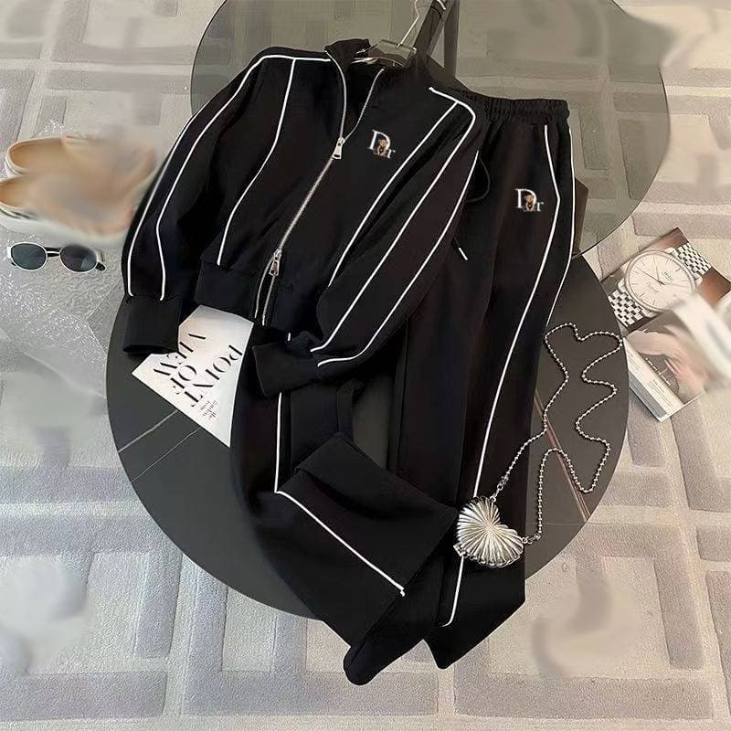 Collection Printemps 2026 pour femmes : Ensemble deux pièces de sport décontracté à rayures colorées et imprimé tendance.
