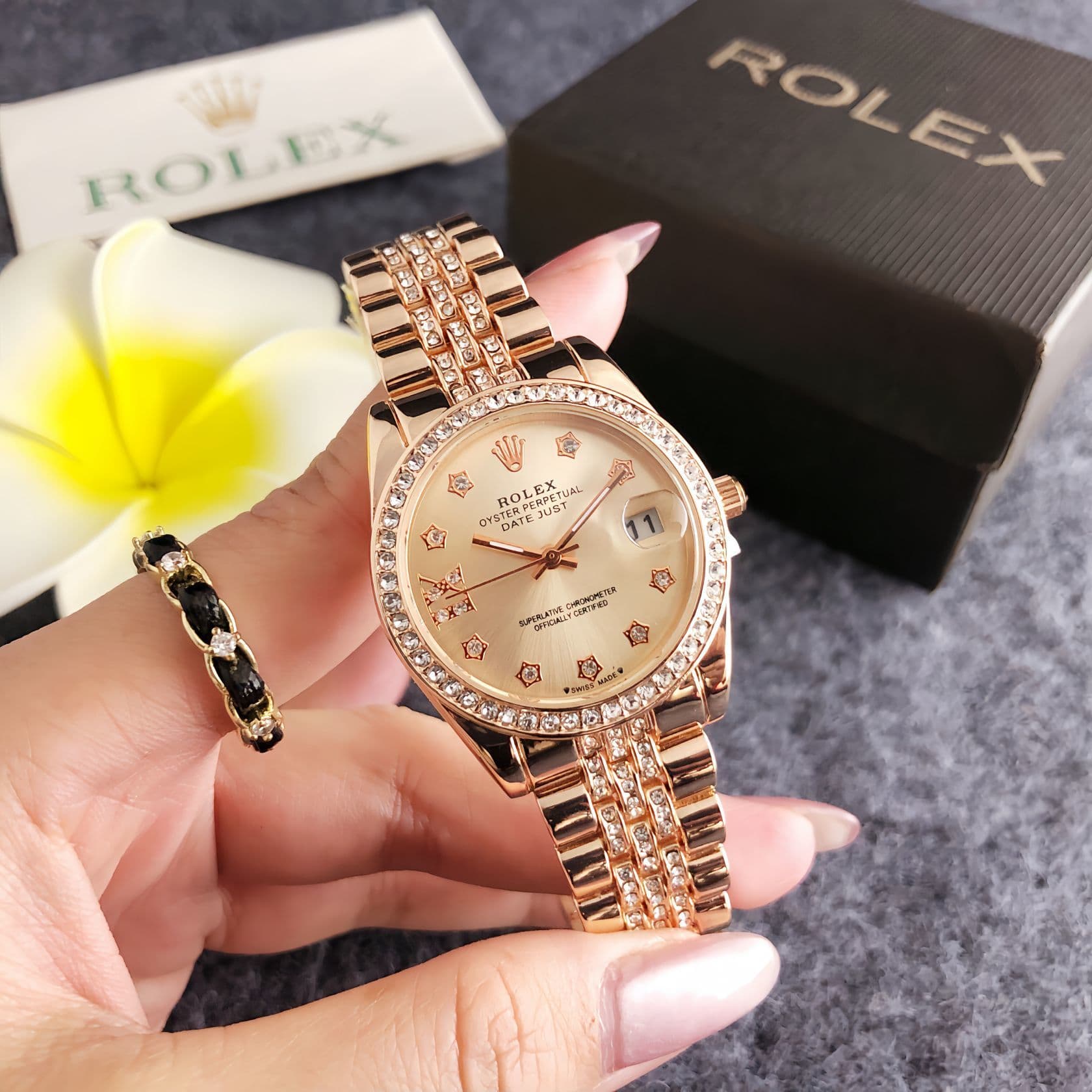 Mode féminine élégante : Montres serties de diamants de créateurs raffinés – à la fois tendance et compactes