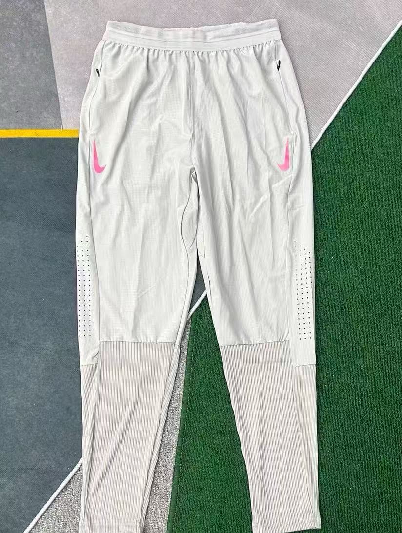 Pantalon de running Nike Dri-FIT pour homme, séchage rapide, logo Swoosh réfléchissant, ourlet côtelé, poches zippées, noir