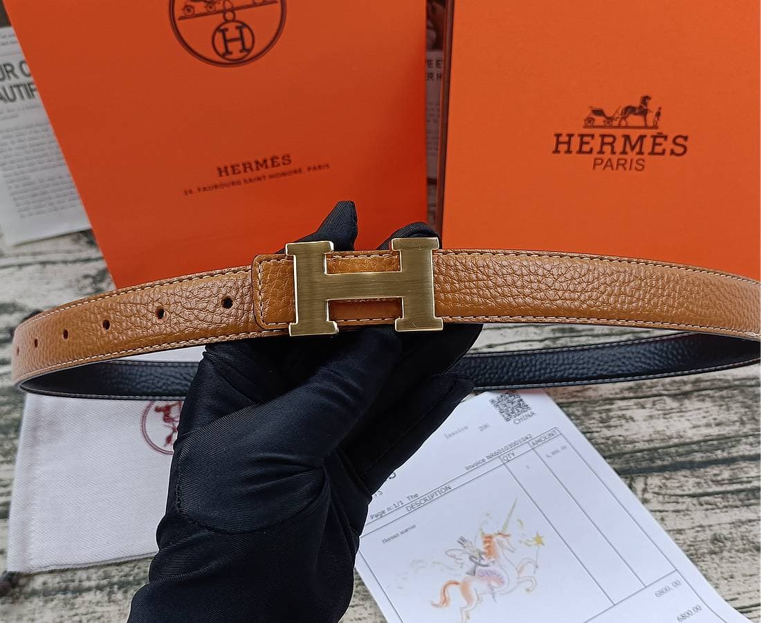 Ceinture pour femme classique, élégante et minimaliste, au style tendance et au design rétro. Accessoires parfaits.
