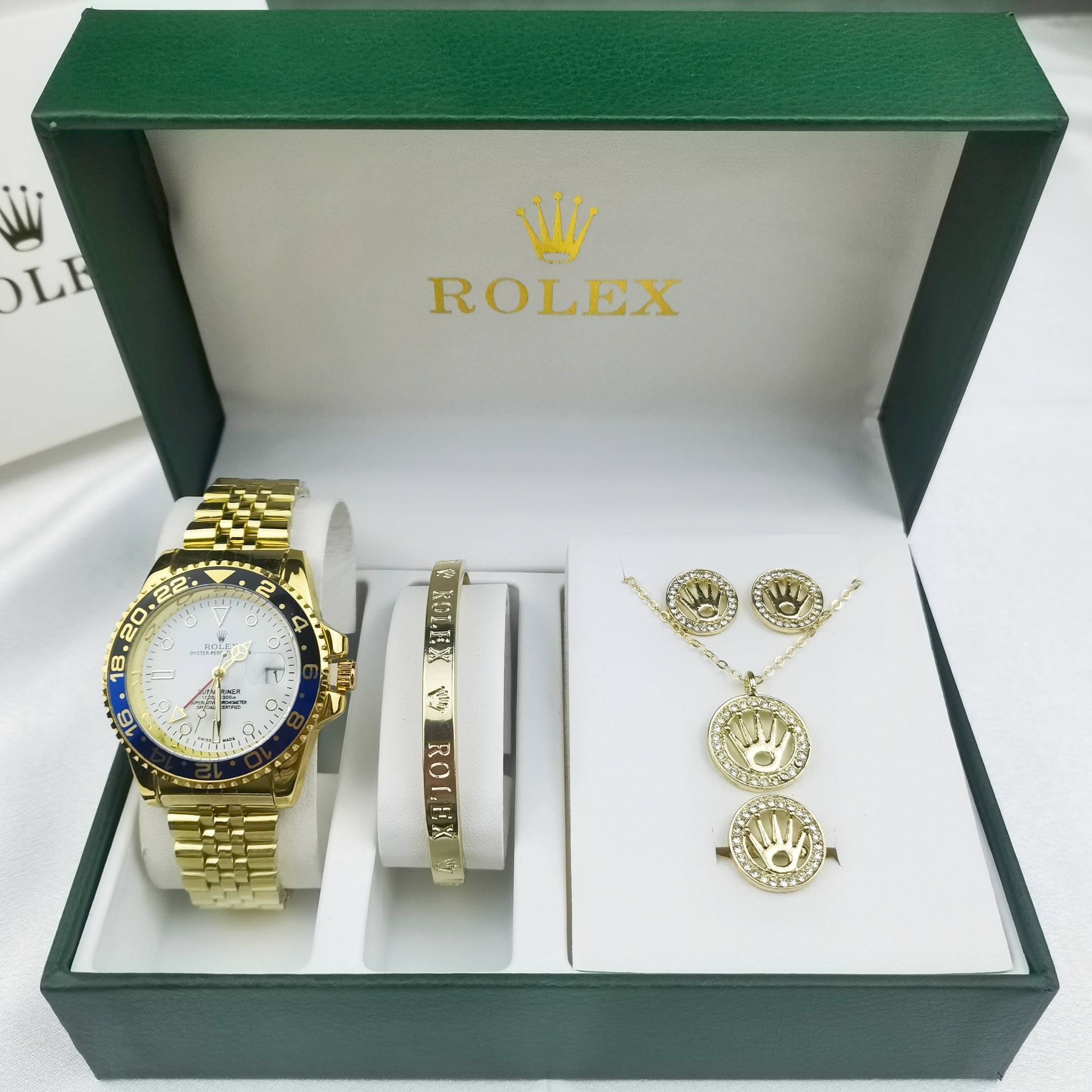 (Coffret cadeau et coffret 5 pièces inclus) Montre à quartz de style A GMT à 4 aiguilles avec cadran et bracelet en acier inoxydable de marque AAA