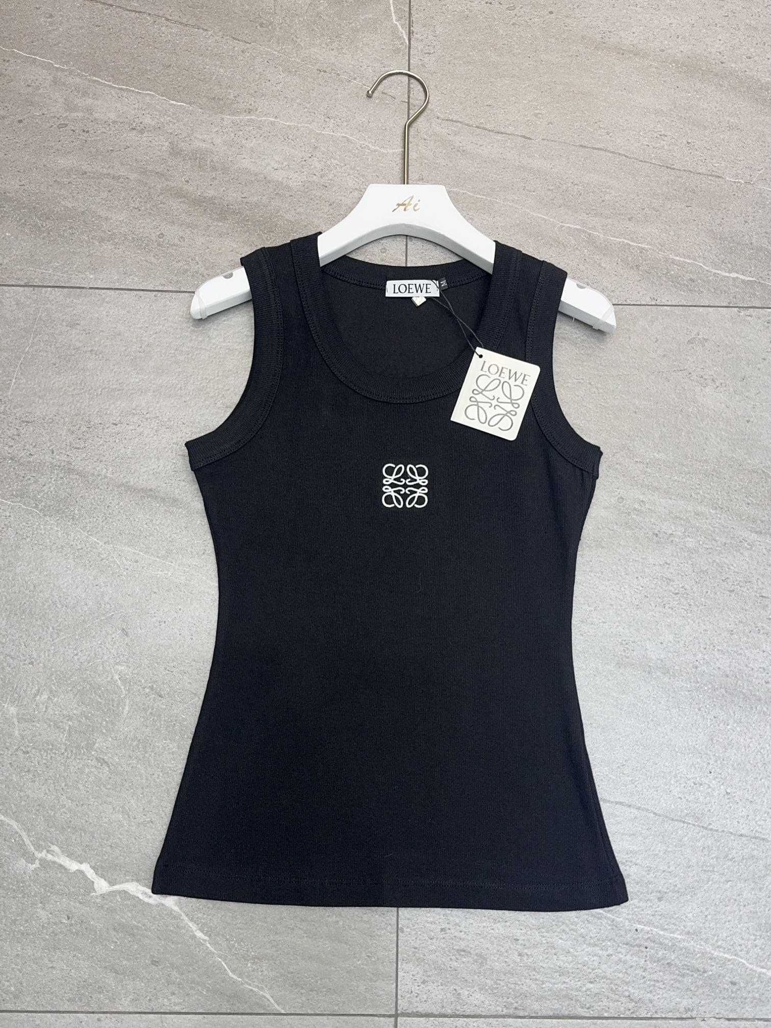 Débardeur Miu en pur coton brodé, collection été 2026, tendance streetwear, coupe slim, élastique et polyvalent.