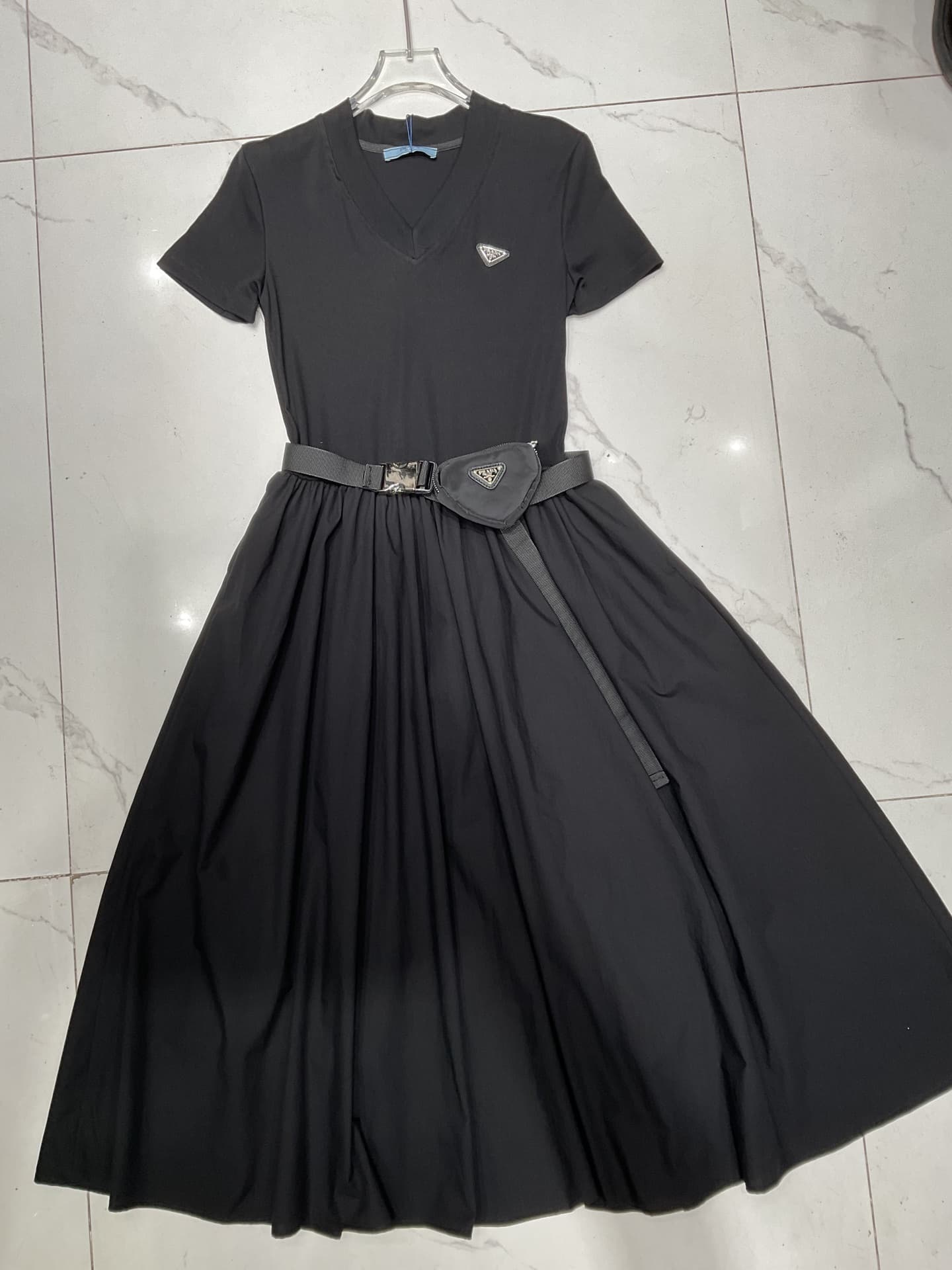 Robe noire à col V et manches courtes, robe triangle élégante et décontractée avec sac banane inclus