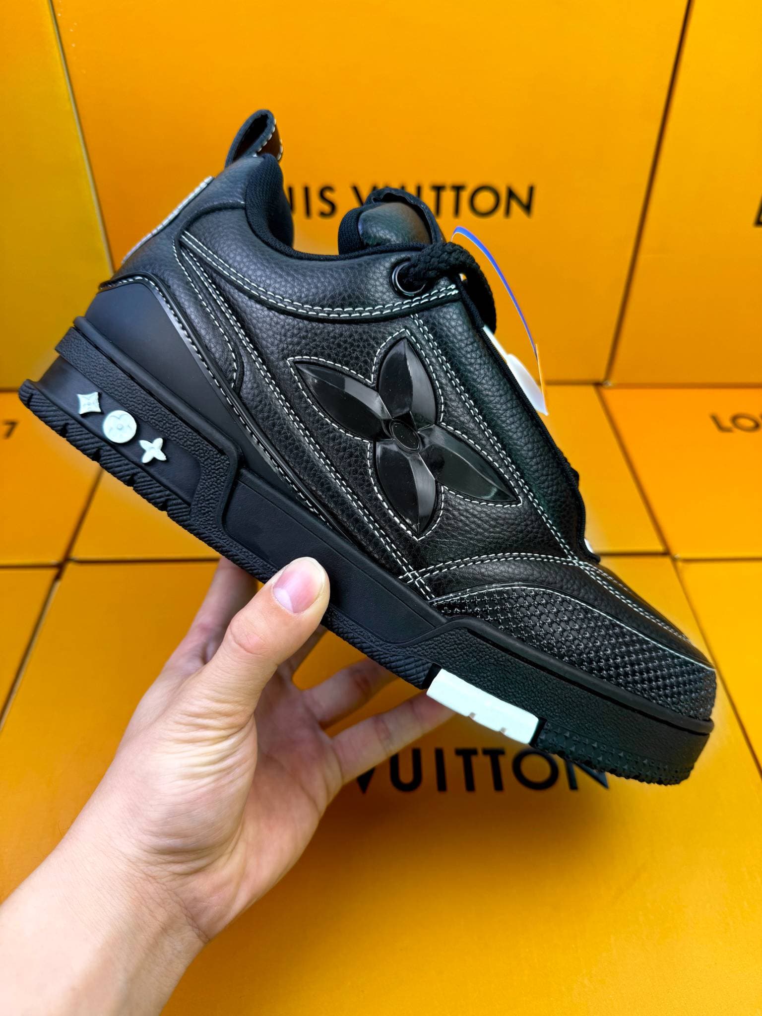 Baskets Louis Vuitton Outdoor Trainer 8e génération, modèle Small Fat Ding à semelle épaisse, blanches, pour femmes. Chaussures à plateforme d