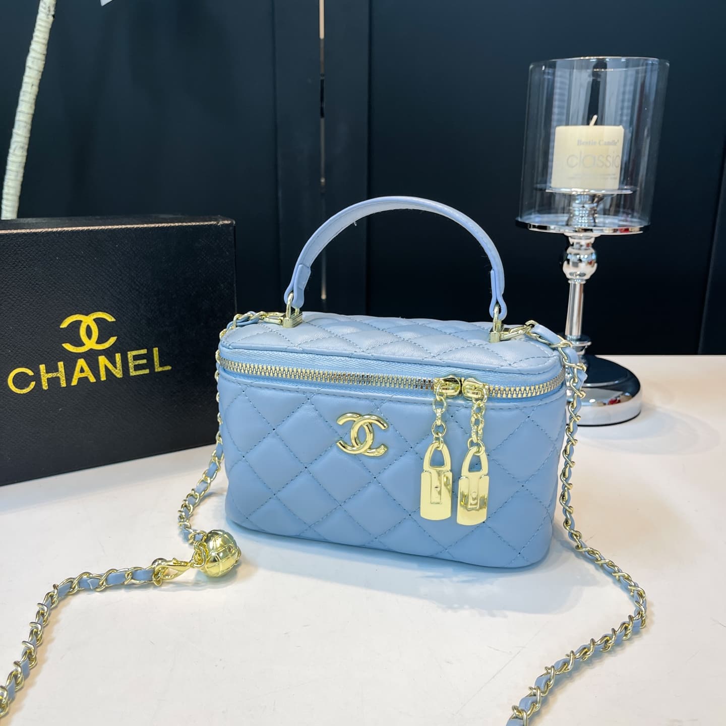 Le nouveau petit sac à bandoulière doré de haute qualité de la marque Light Luxury est un accessoire tendance pour les déesses.
