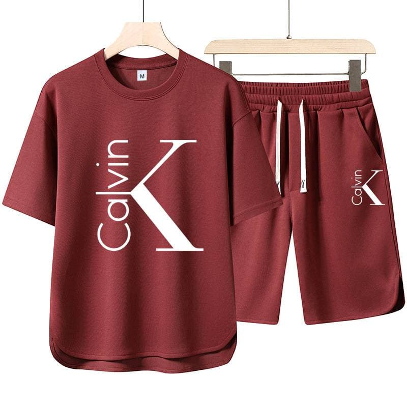 Ensemble deux pièces décontracté et sportif pour femme, composé d'un haut à manches courtes et d'un short confortable.