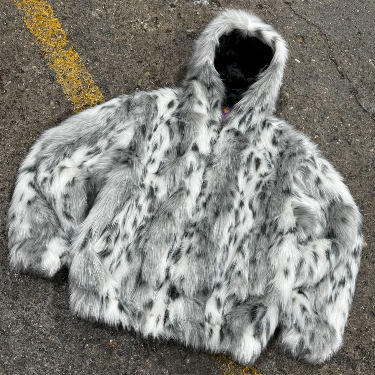 Unisex Long Plush Fur Coat – Streetwear Hooded Winter Coat, Oversized Zip-Up Fleece Jacket (Black & White, S-XL)