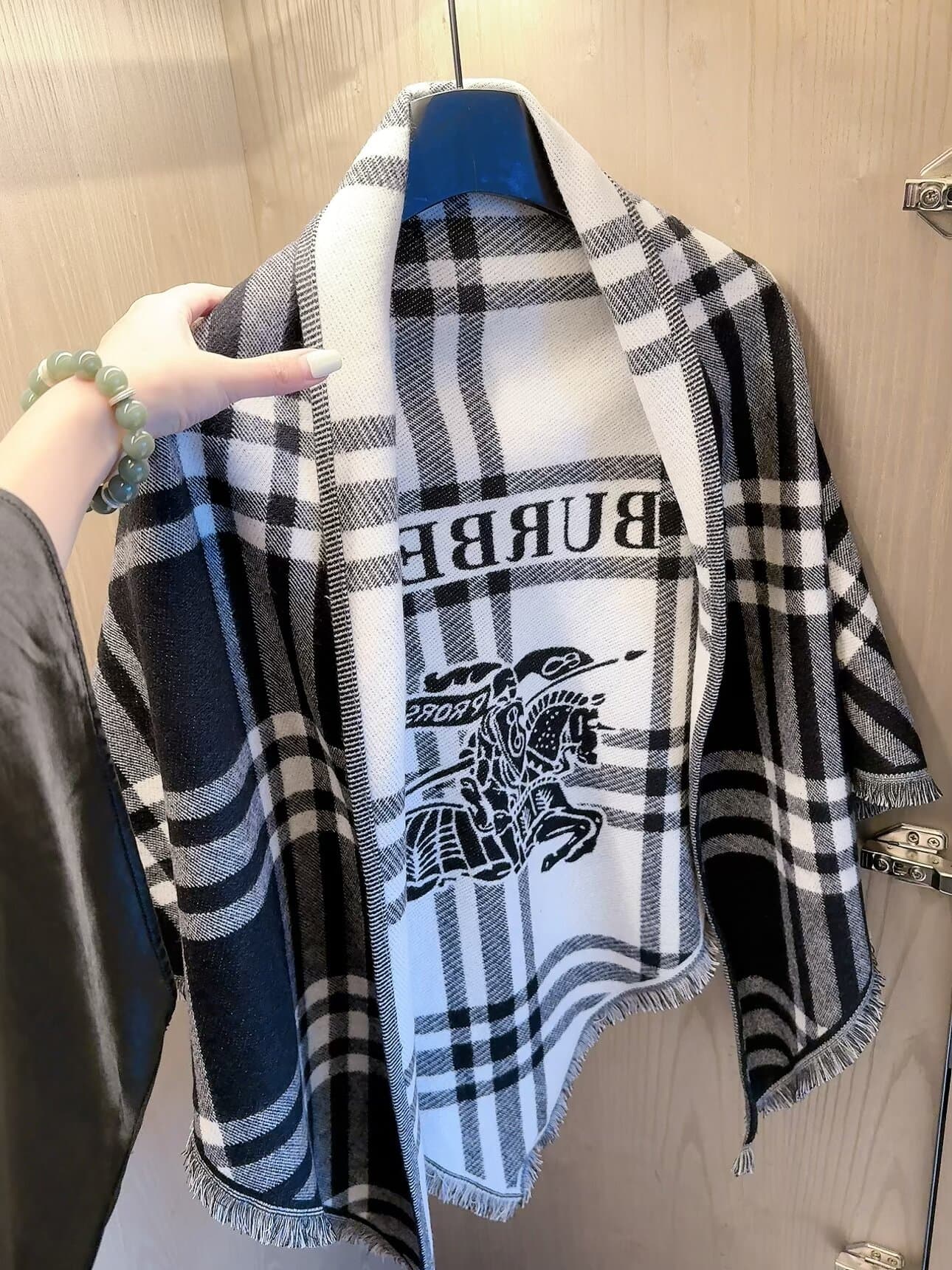 Écharpe triangulaire tartan Burberry 30 | L'accessoire indispensable pour un look automnal parfait ! Un classique rétro à porter avec style.