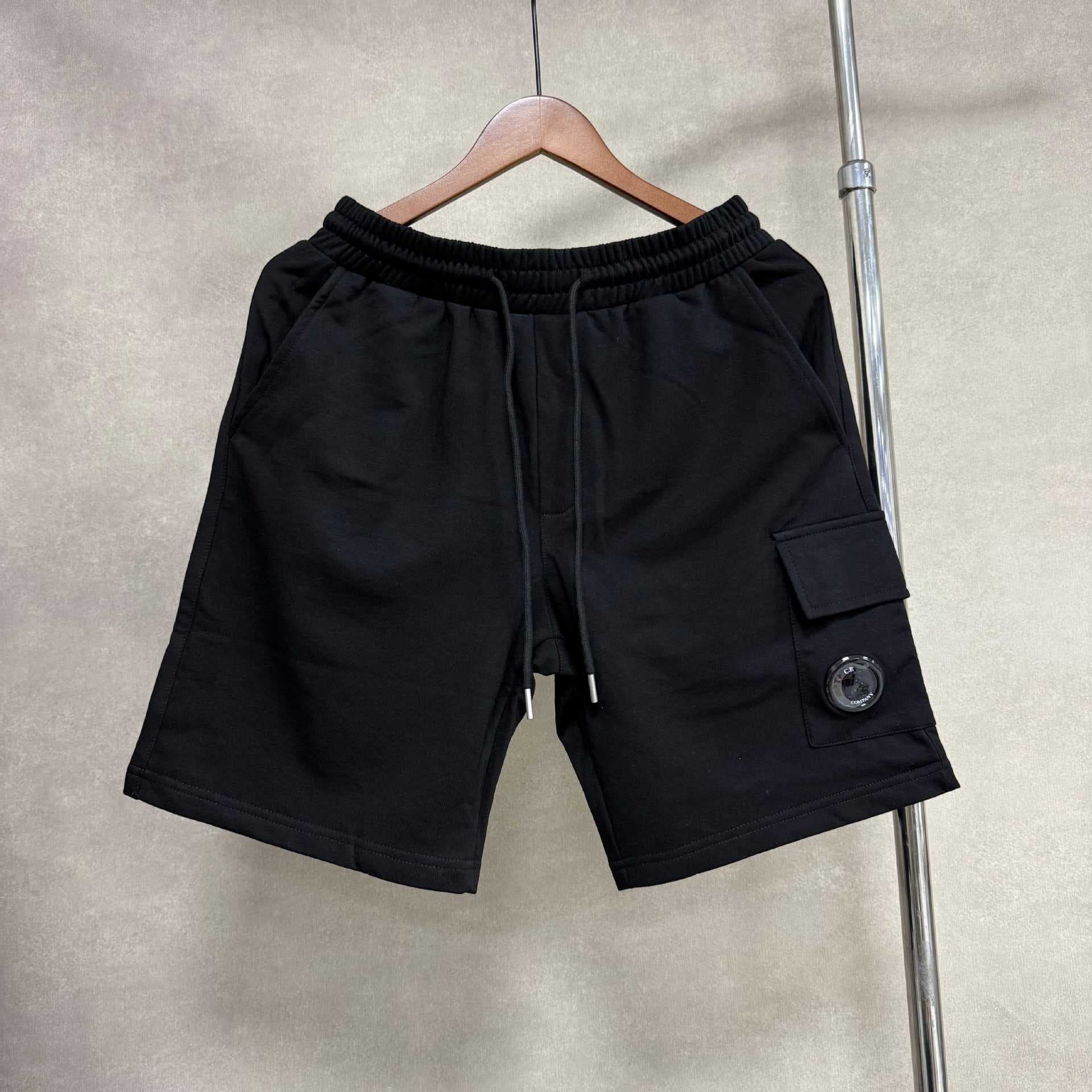 Short CP uni à manches courtes, style basique, avec badge, lentille, cordon de serrage et grande poche.