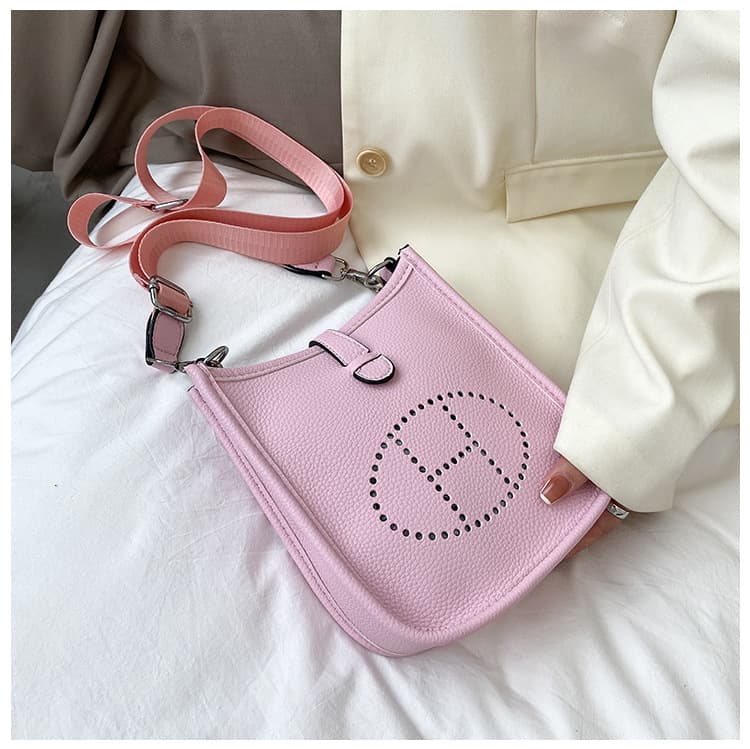 Sac bandoulière carré simple et uni pour femme, collection printemps 2026. Style décontracté et tendance.