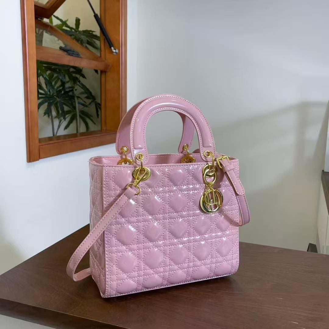 Sac à main matelassé brillant DIO-R Lady, avec poignée supérieure et bandoulière amovible, style tendance et finitions dorées. Un sac de luxe i