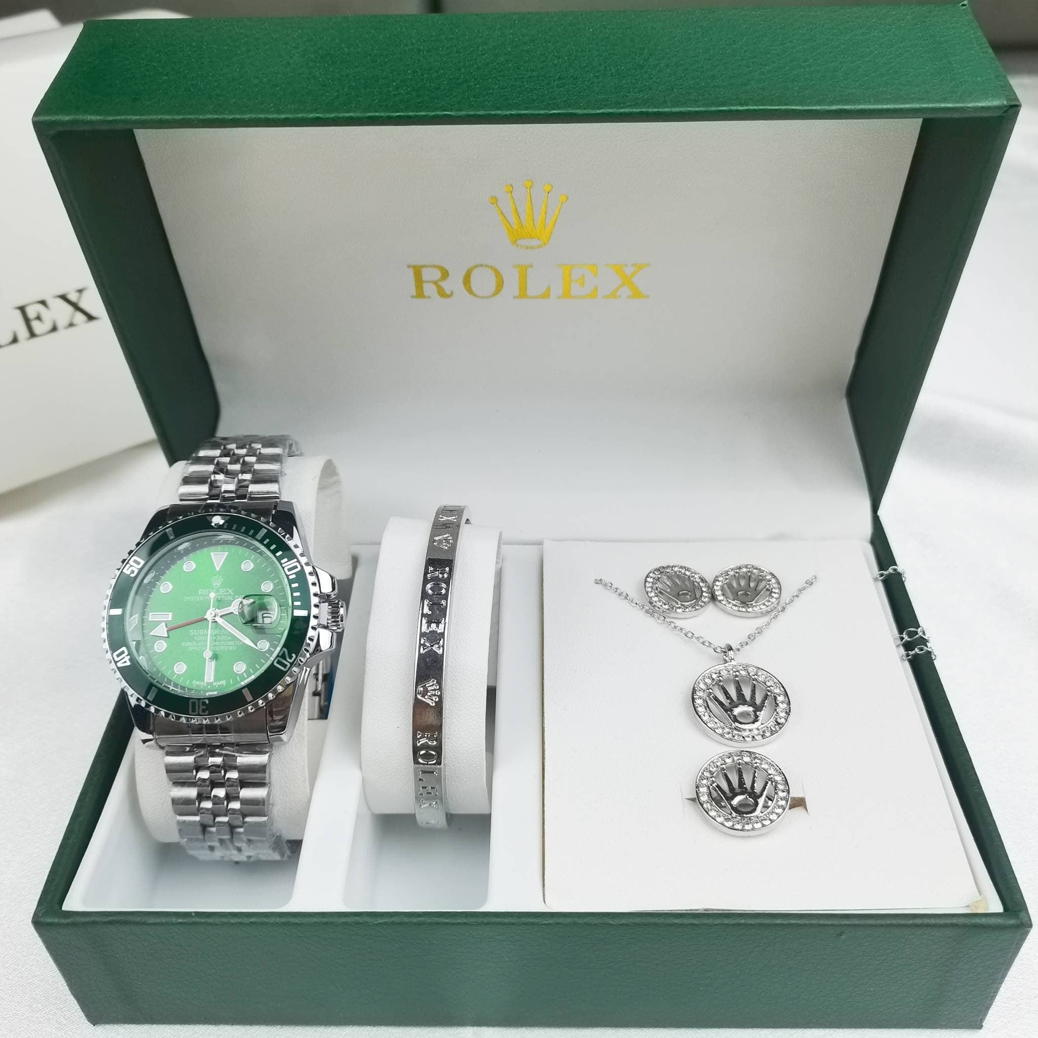(Coffret cadeau et coffret 5 pièces inclus) Montre à quartz de style A GMT à 4 aiguilles avec cadran et bracelet en acier inoxydable de marque AAA