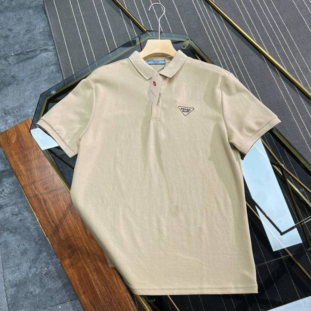 Polo à manches courtes pour homme de marque de haute qualité. Le tissu est confortable et respirant. La finition est parfaite. Il est recommandé