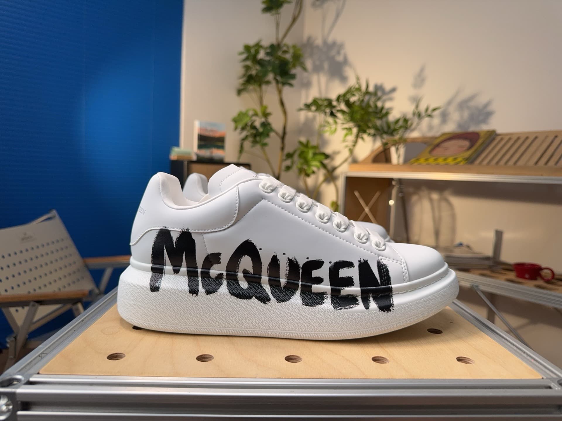 Baskets blanches polyvalentes et élégantes, style McQueen, inscriptions graffiti, rehausseurs de hauteur, idéales pour les couples.