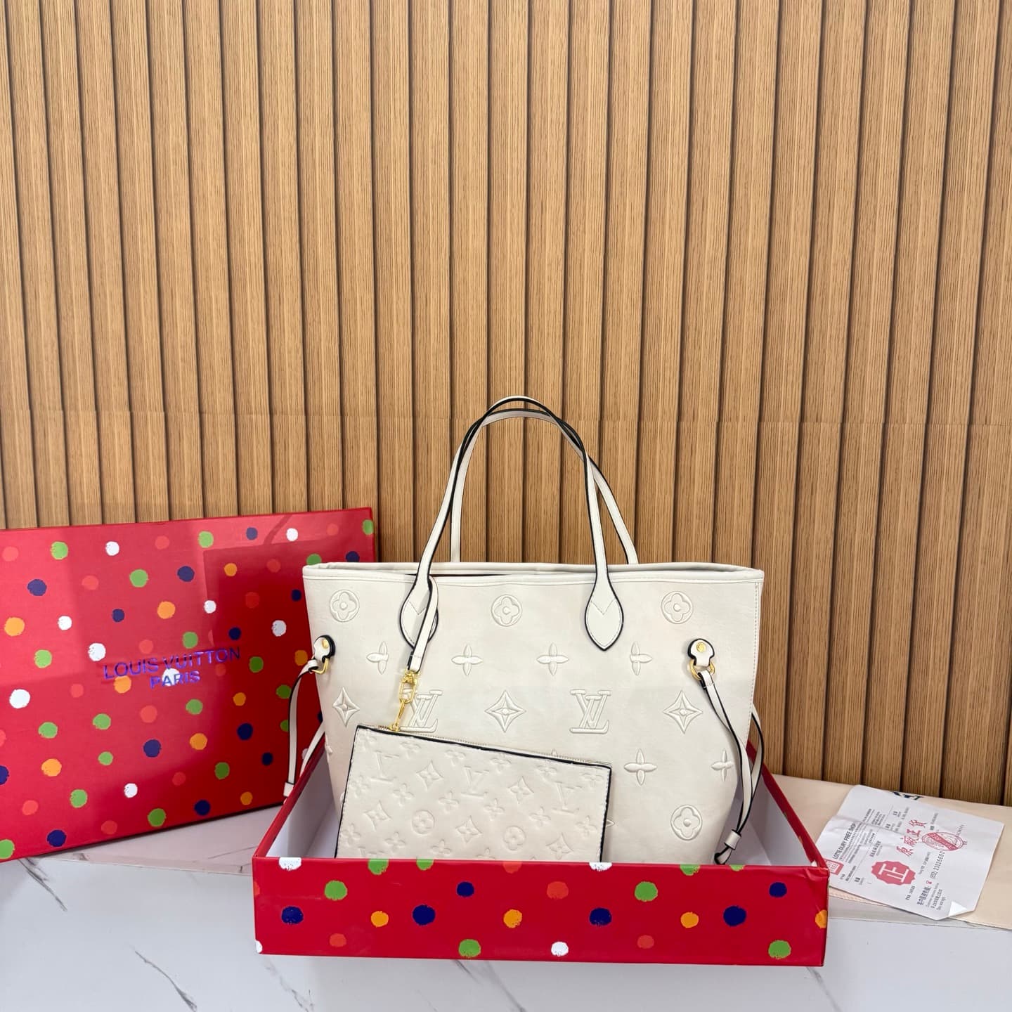 Sac cabas Louis Vuitton Neverfull, sac à main vintage de luxe avec bandoulière et poignée supérieure, style classique.
