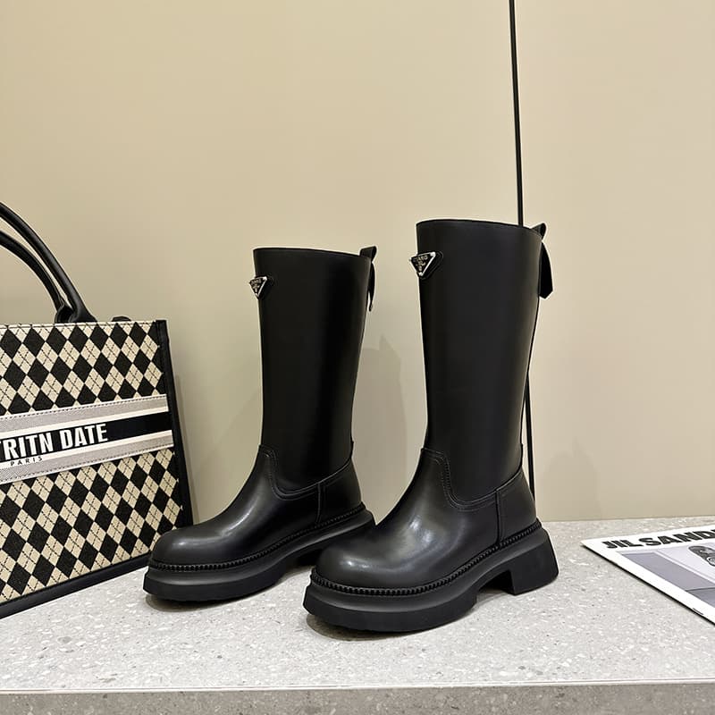 Bottes mi-mollet à plateforme en cuir, style britannique, tendance 2023, style Knight. Talon compensé rehaussant la silhouette.