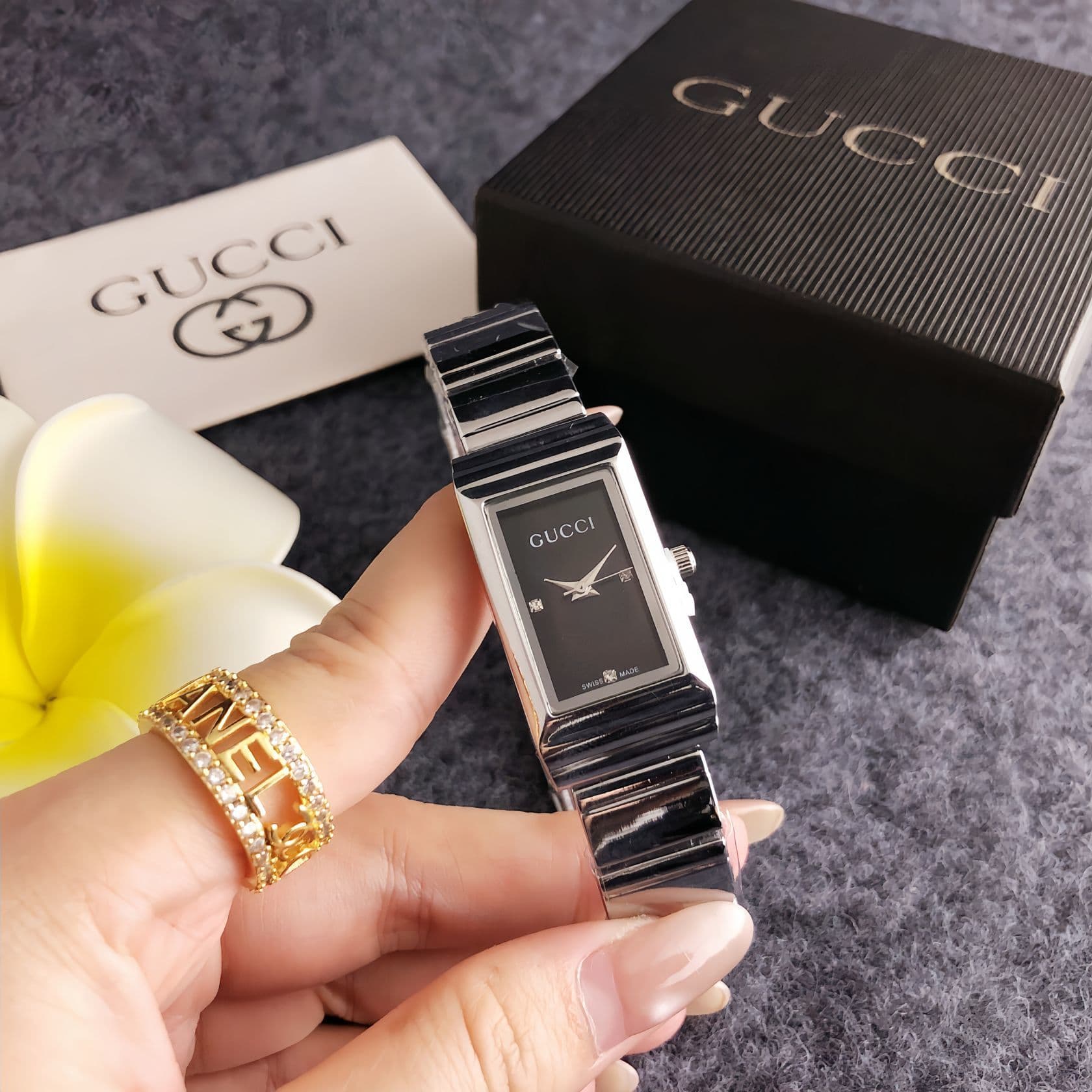 Montre de luxe tendance et abordable pour femme, avec un cadran rectangulaire unique.