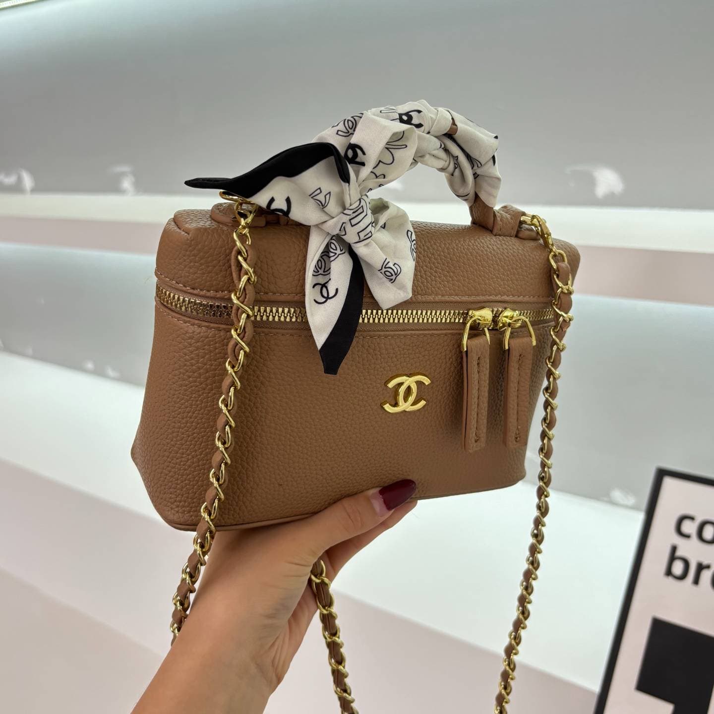 Sac à main CHANEL pour femme, petit format rectangulaire, bandoulière chaîne amovible.