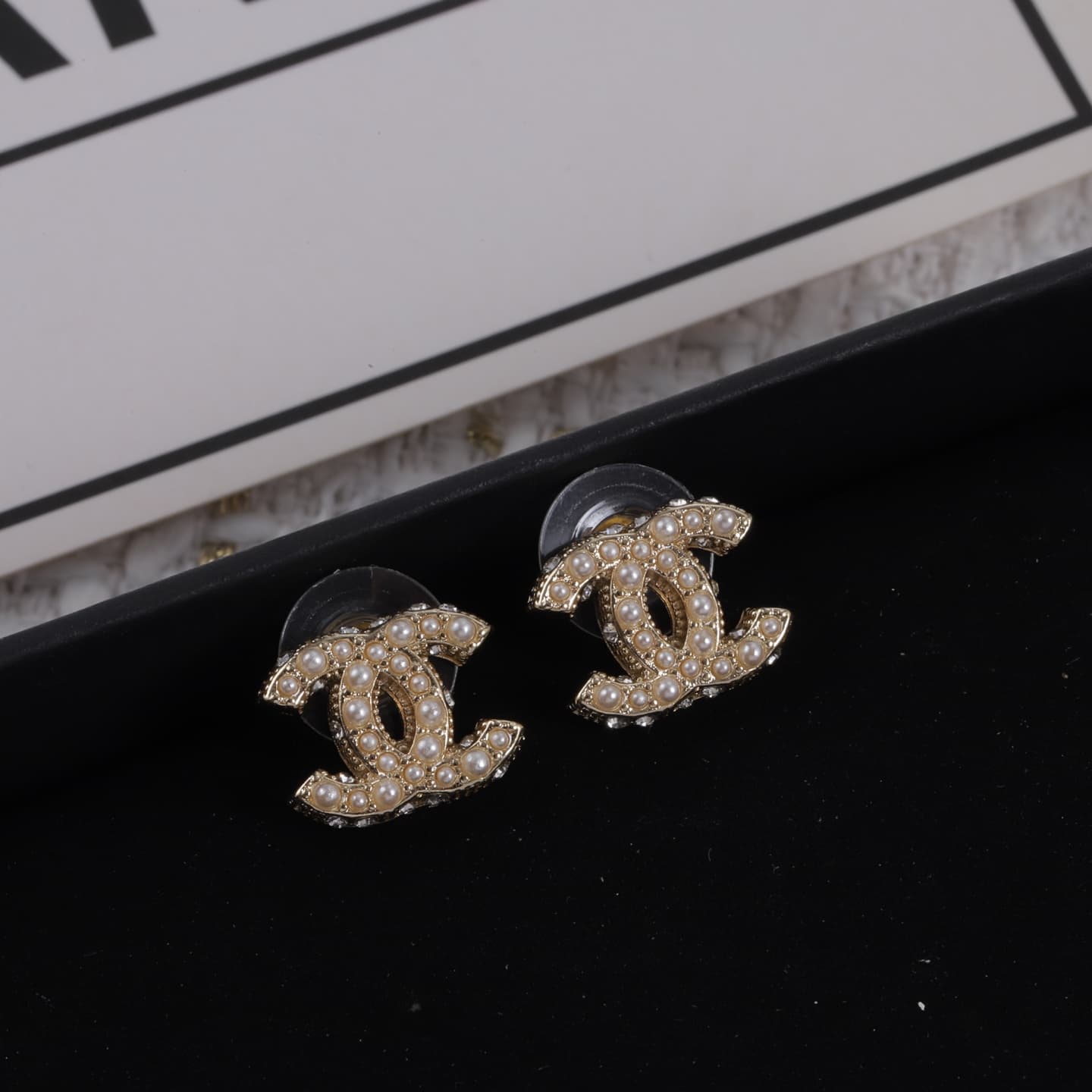 CHANEL, la boutique exclusive de boucles d'oreilles de la marque, propose les bijoux les plus tendance et luxueux, dans un style unique. Simple et é