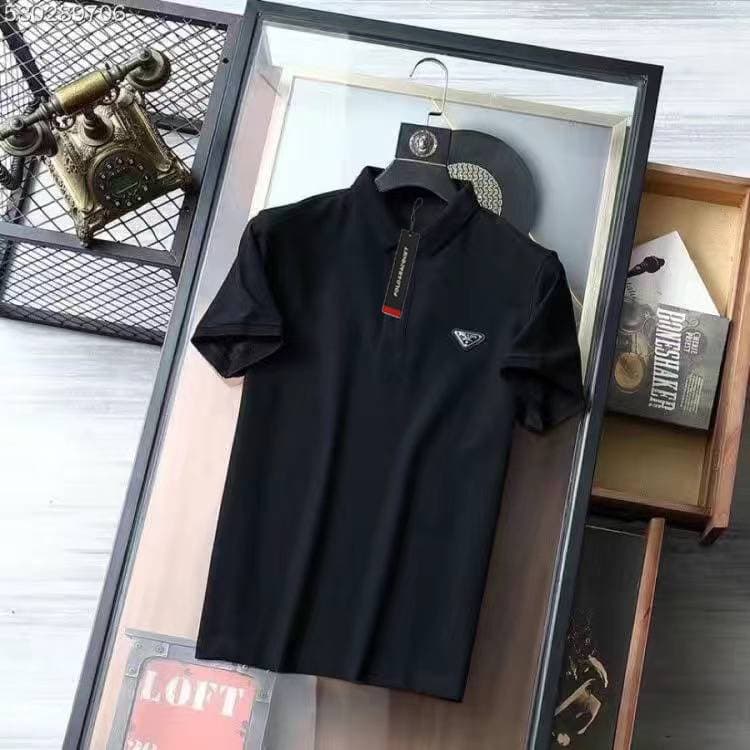 Polo à manches courtes pour homme de marque de haute qualité. Le tissu est confortable et respirant. La finition est parfaite. Il est recommandé
