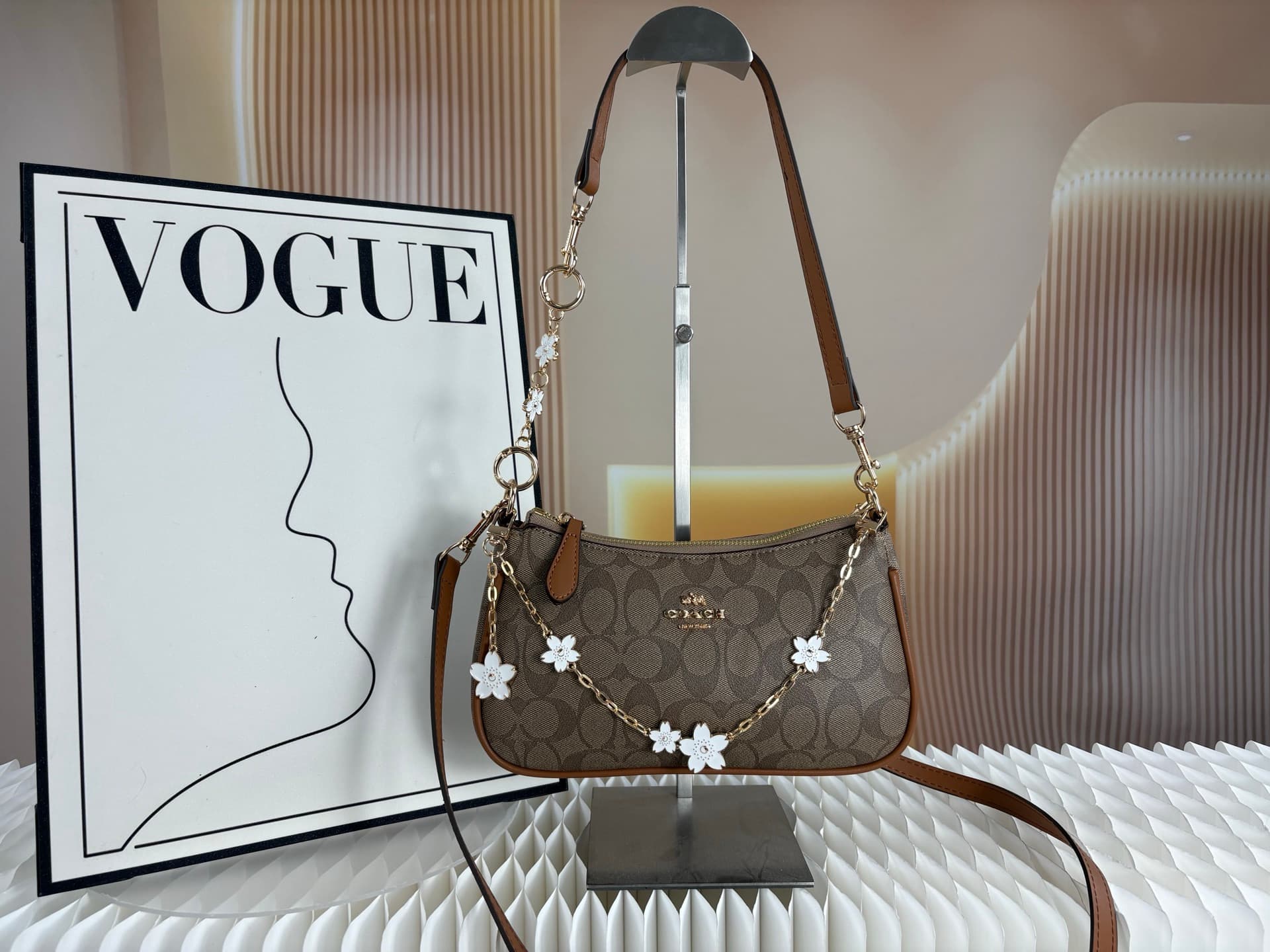 Sac bandoulière Coach tendance, petit format, style oreiller, texture haut de gamme et polyvalent