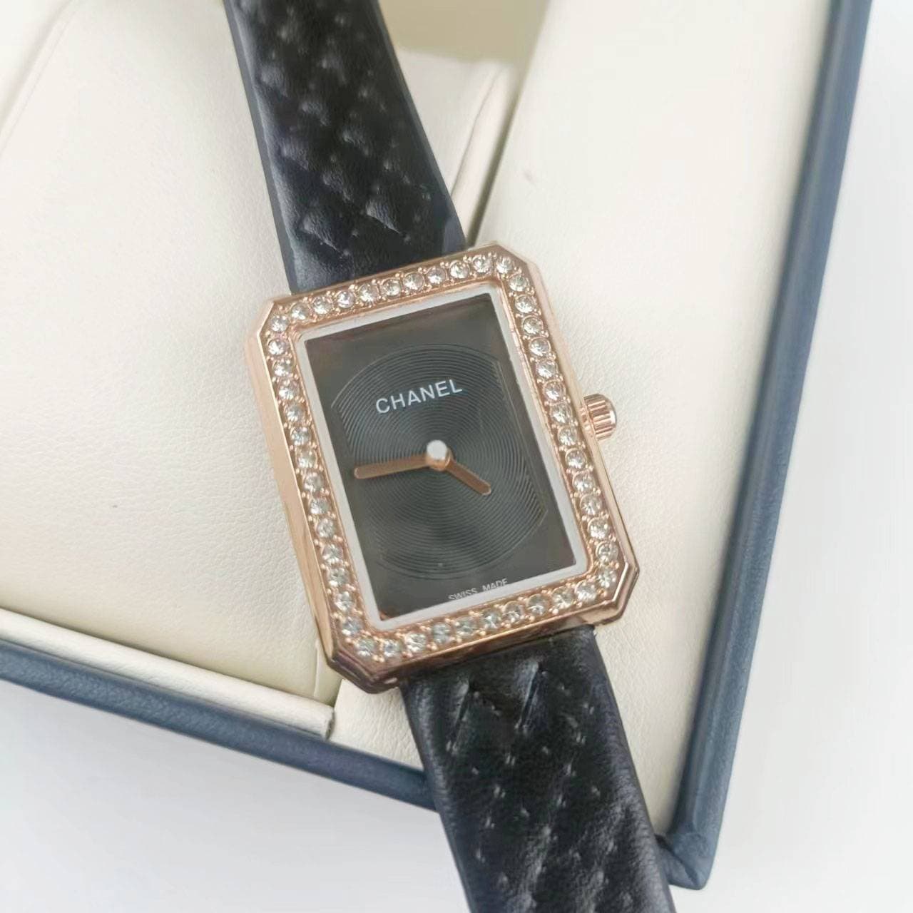 Montre exquise et minimaliste à cadran carré incrusté de diamants