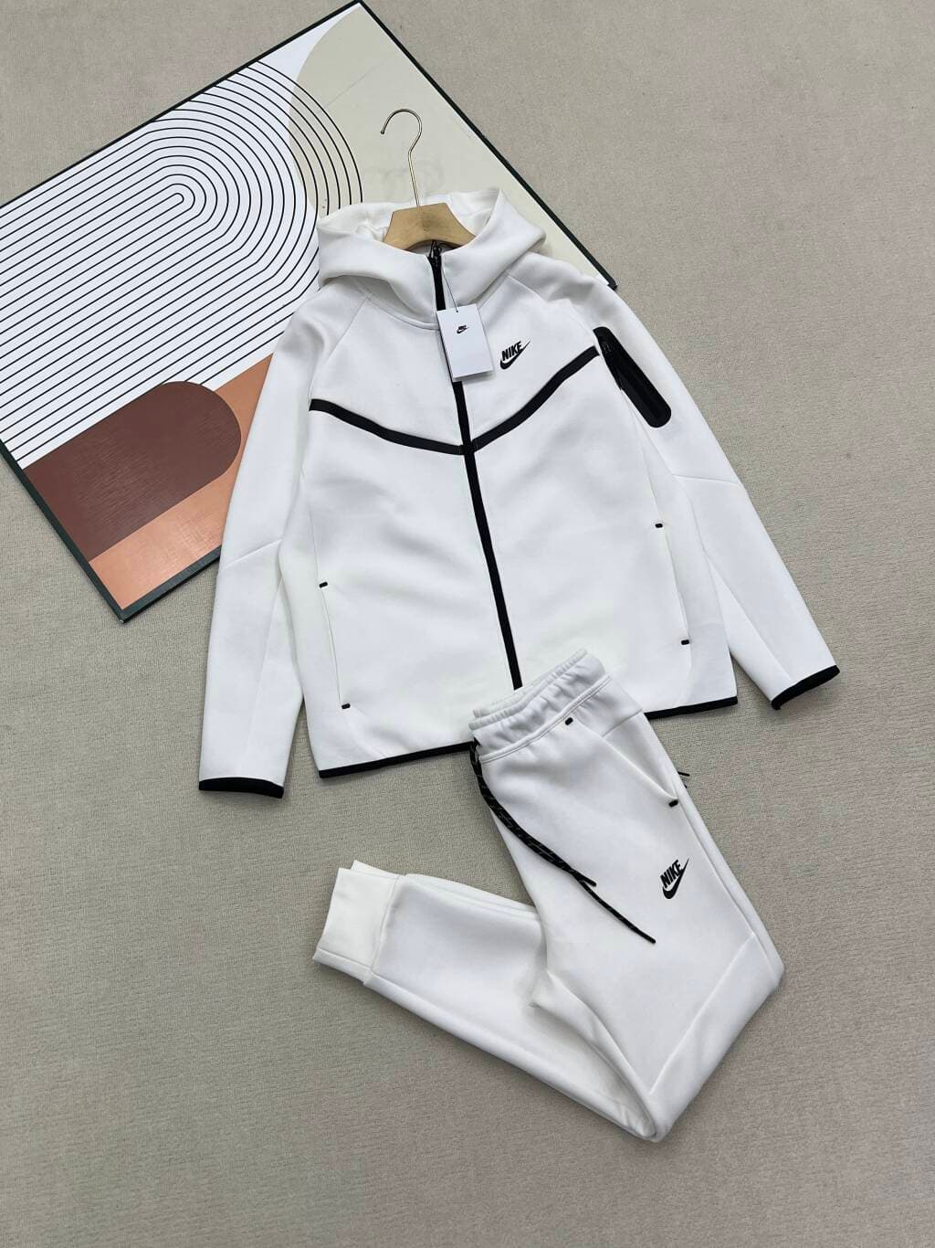 Ensemble décontracté Nike Tech Windrunner pour homme : sweat à capuche et pantalon fuselé en maille.