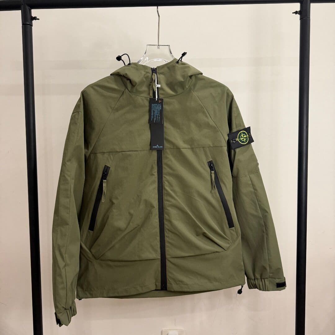 Veste à capuche Stone Island Classic Compass Logo pour le printemps, fonctionnelle, coupe-vent et imperméable, style décontracté.