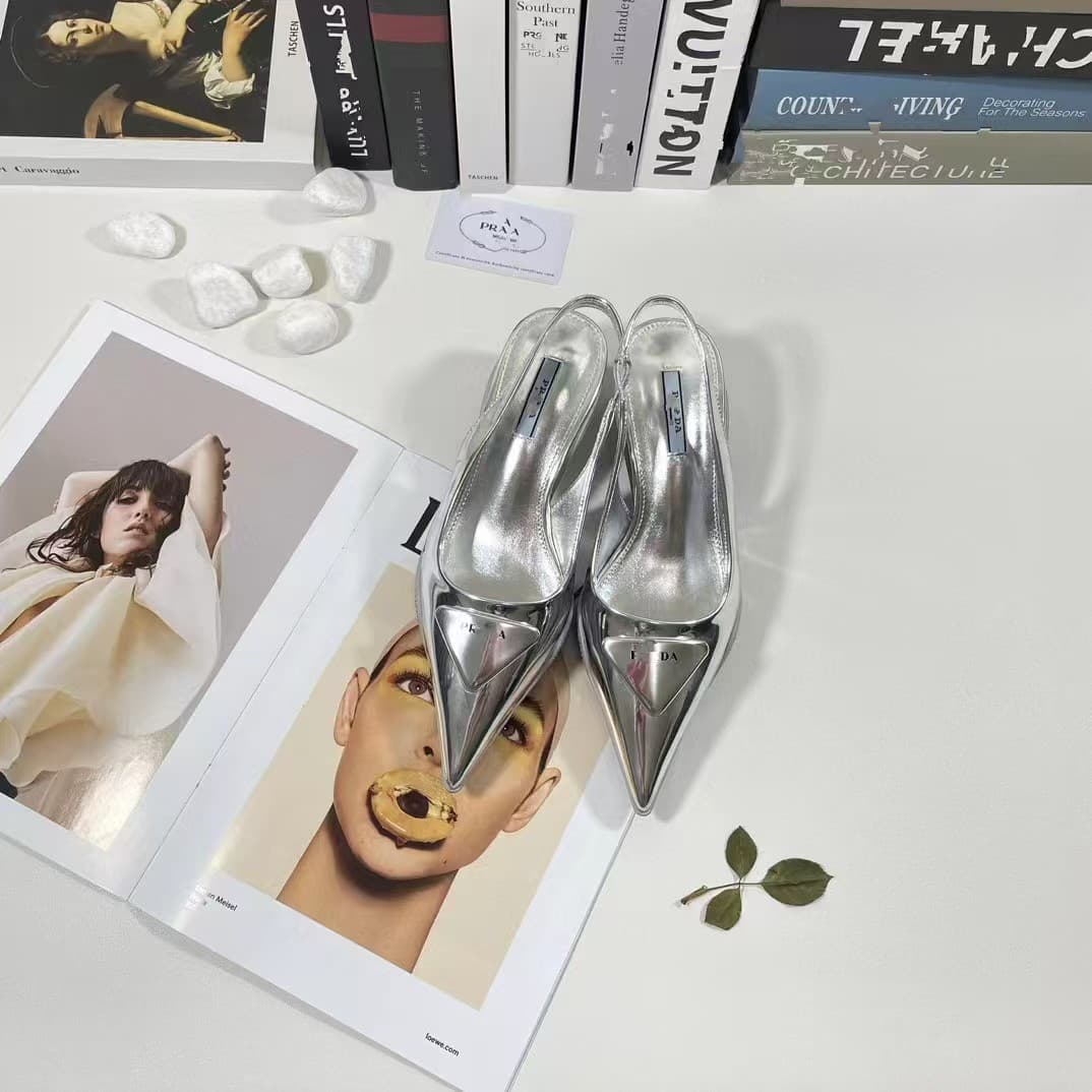 Escarpins pointus noirs d'été à talons hauts