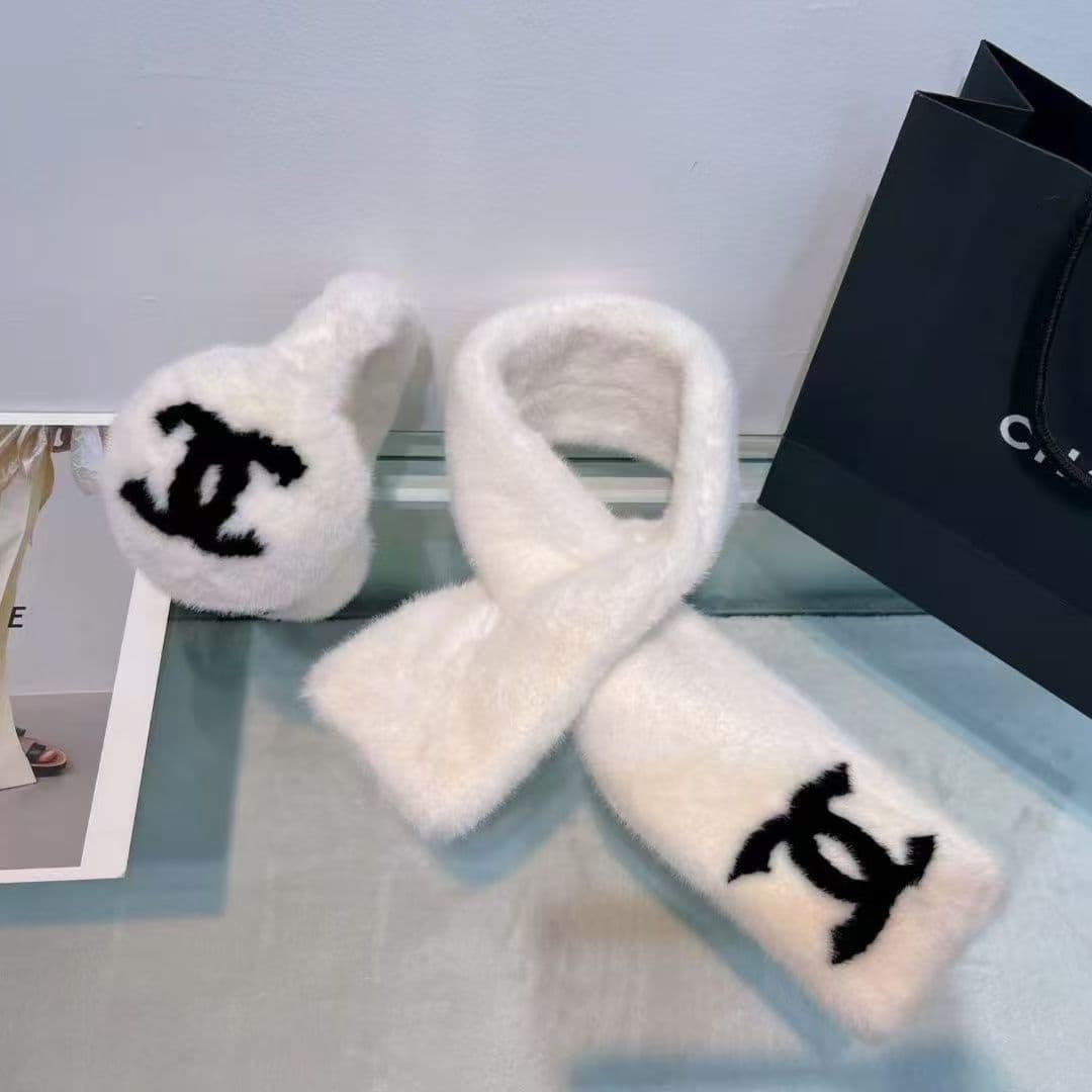 Cache-oreilles/couvre-bras en fourrure de lapin doublée du logo Double C. Un indispensable pour rester au chaud en hiver. Vente directe d'usine.