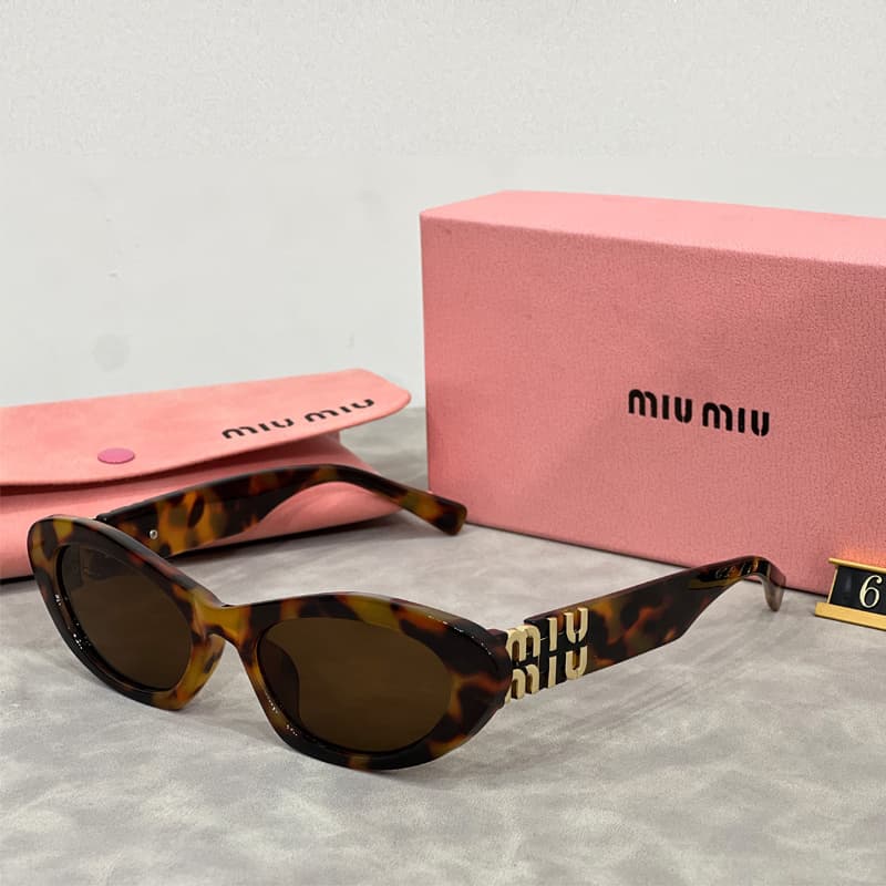 Lunettes de soleil MM de haute qualité, style œil de chat, monture fine, monture rétro élégante idéale pour les vacances.
