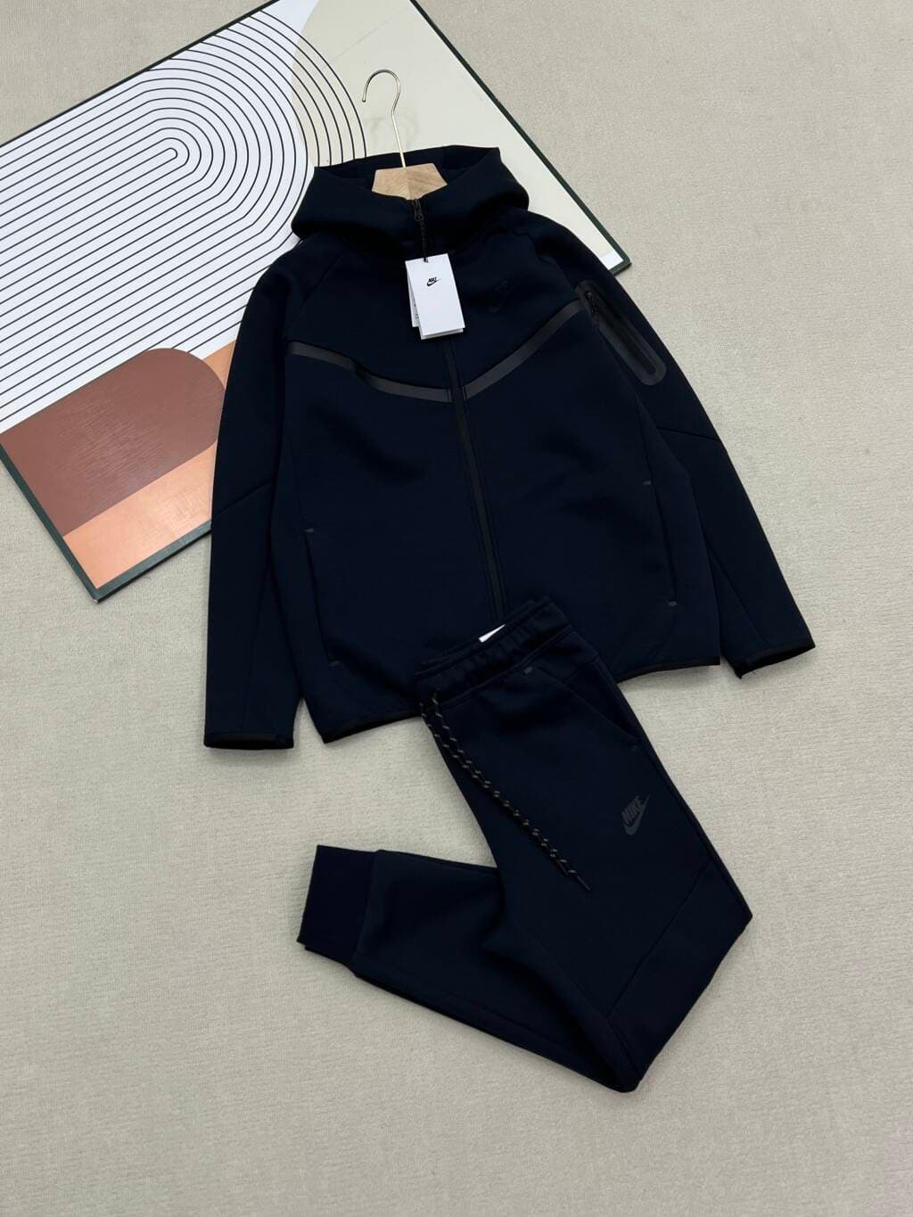 Ensemble décontracté Nike Tech Windrunner pour homme : sweat à capuche et pantalon fuselé en maille.