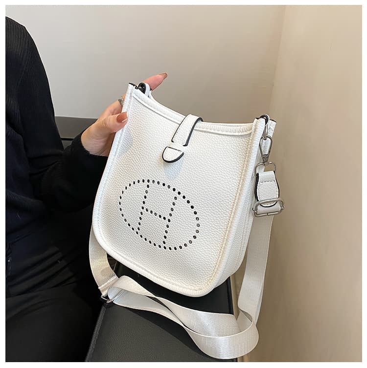 Sac bandoulière carré simple et uni pour femme, collection printemps 2026. Style décontracté et tendance.