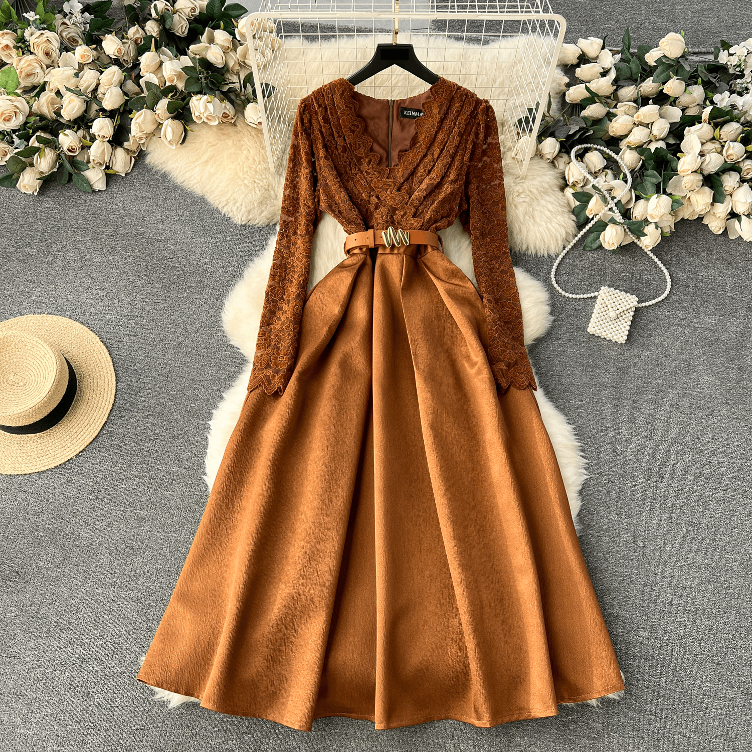 High-end dress, scheming lace, wavy edge, V-neck, long-sleeved fake two-piece spliced ​​long dress with full hem.