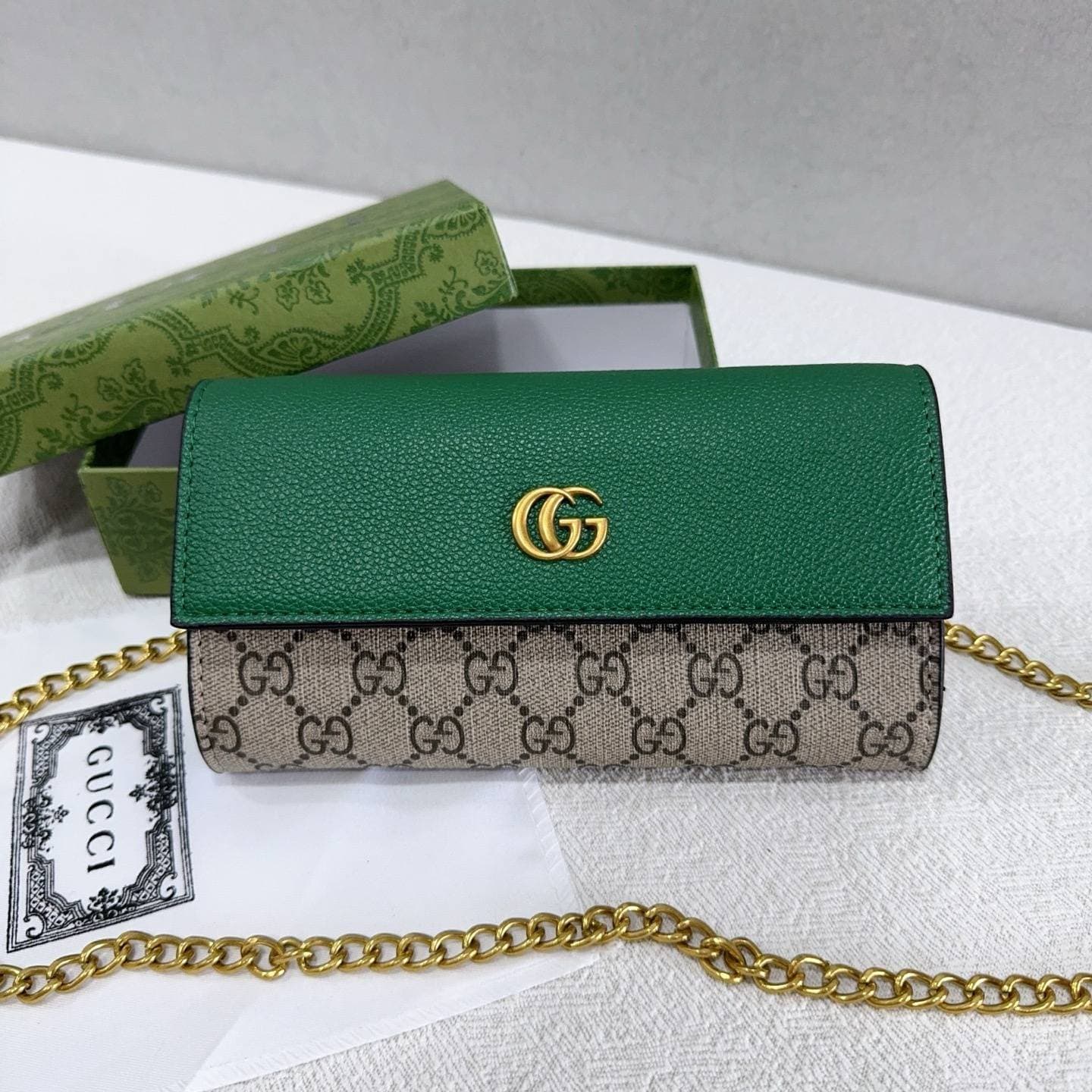 Portefeuille en cuir GUCCI avec logo GG doré, format compact 19,5 x 11 x 4,5 cm, idéal au quotidien et tendance, plusieurs coloris disponibles