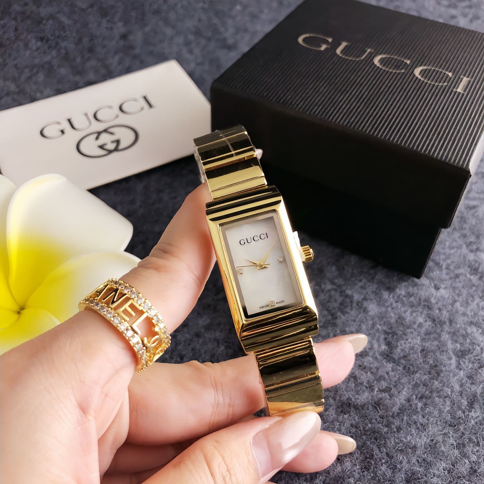 Montre de luxe tendance et abordable pour femme, avec un cadran rectangulaire unique.