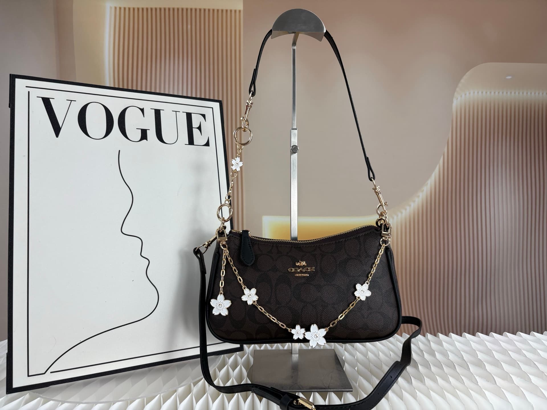 Sac bandoulière Coach tendance, petit format, style oreiller, texture haut de gamme et polyvalent