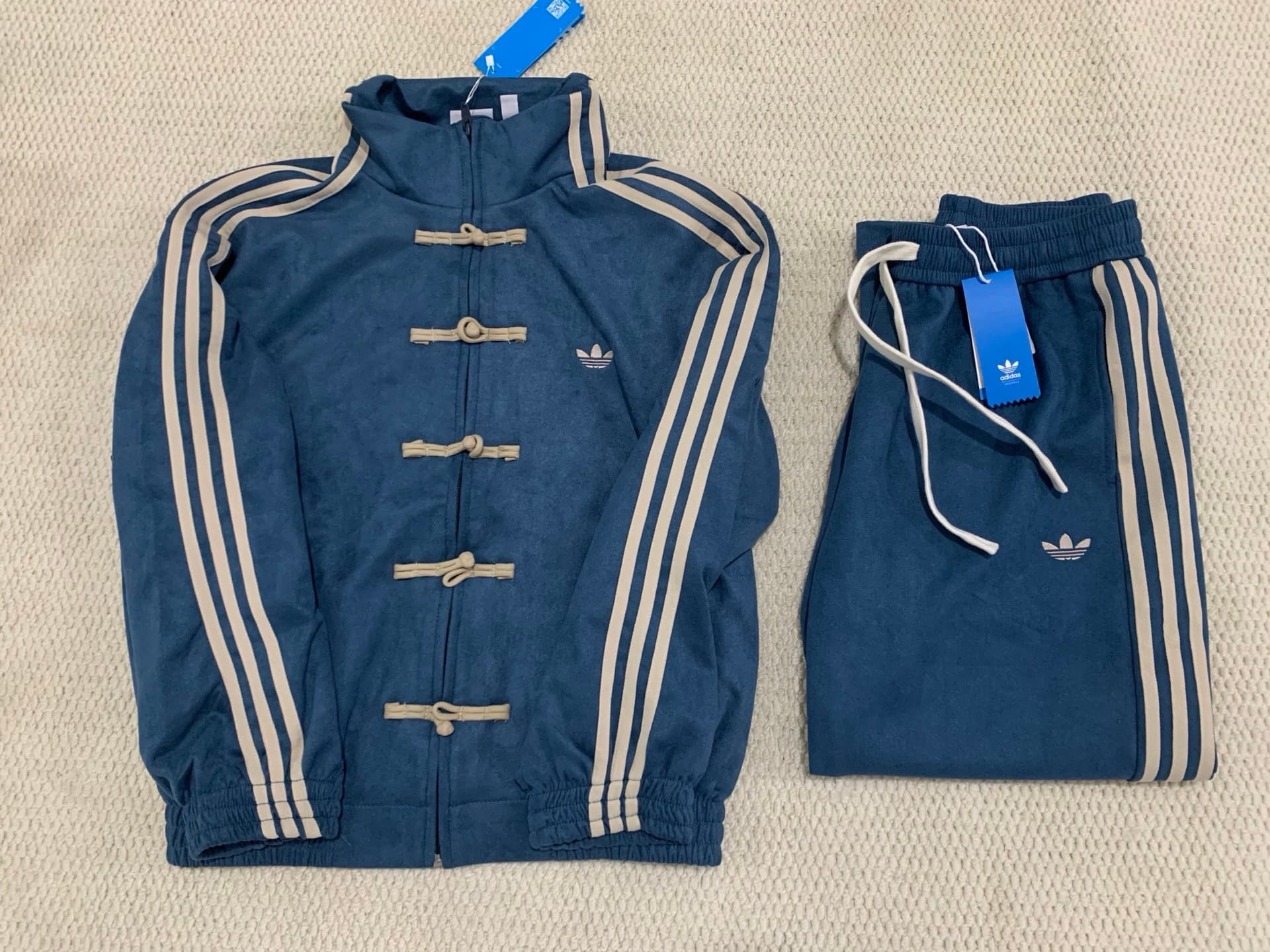Ensemble veste et pantalon de sport unisexe Adidas Année du Cheval Édition Limitée 2026, style chinois, coupe ample, fermeture éclair et rayures.