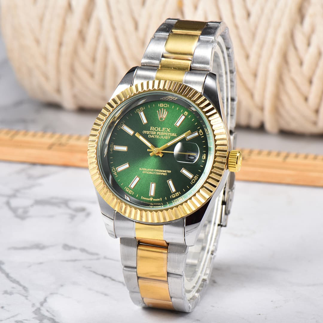 Montre de luxe Rolex pour homme sertie de diamants avec un élégant cadran rayé