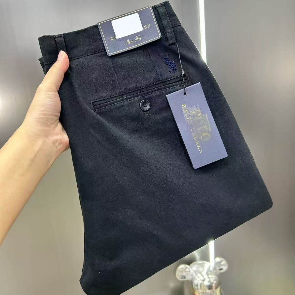 Chemise homme tendance brodée, motif chevalier et cheval de guerre, coupe slim, élastique, infroissable et polyvalente. Style décontracté et prof