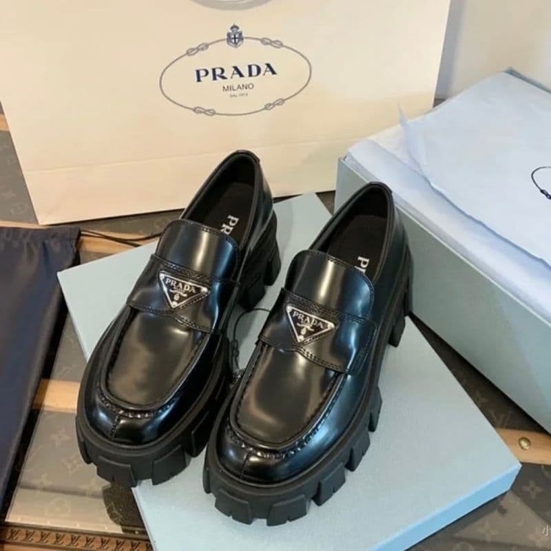 Mocassins en cuir de qualité supérieure à semelle épaisse, logo triangulaire P Brand, modèle 2026, chaussures à plateforme britanniques à moti