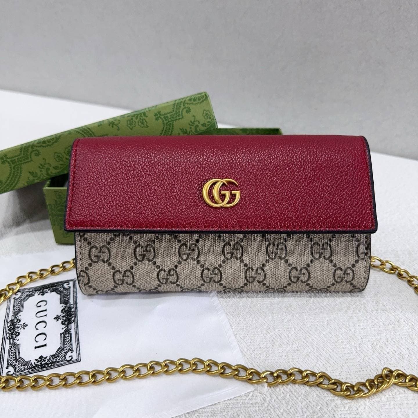 Portefeuille en cuir GUCCI avec logo GG doré, format compact 19,5 x 11 x 4,5 cm, idéal au quotidien et tendance, plusieurs coloris disponibles