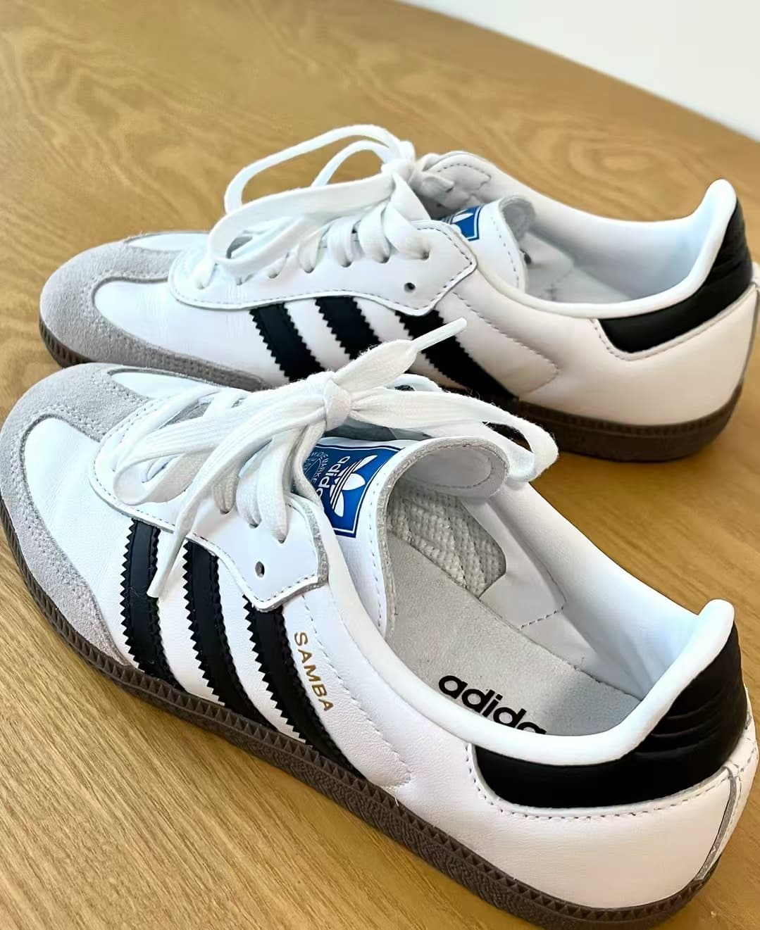 Baskets rétro unisexes Adias Originals Samba OG, chaussures à lacets en cuir blanc et noir, style streetwear classique avec semelle extérieure en
