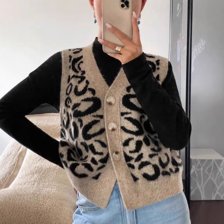 ​​"Women's Leopard Print V-Neck Knit Cardigan - Stylish Fall/Winter Short Top For Casual & Office Wear"​​